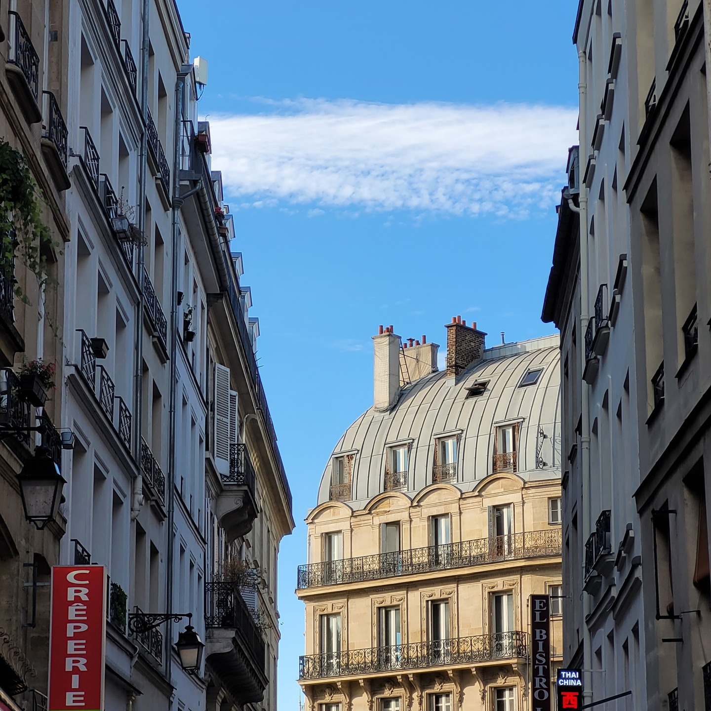 Comprare casa a Parigi: I 3 Errori da non fare (e come evitarli!) 🇫🇷🏠
Sogni di avere un appartamento nella Ville Lumière?
Molti italiani condividono questo desiderio, ma il mercato immobiliare parigino ha le sue peculiarità. Come WelcHome International, abbiamo notato alcuni errori comuni che si possono facilmente evitare con la giusta preparazione.
Ecco i 3 più frequenti:
1) Sottovalutare i costi accessori: Oltre al prezzo d'acquisto, ci sono spese notarili, imposte e provvigioni che possono incidere significativamente. Pianificate il vostro budget considerando un extra del 7-10% sul prezzo dell'immobile. Non farti cogliere impreparato!
2) Ignorare la due diligence: Non basta innamorarsi di un immobile! È fondamentale verificare attentamente la documentazione, la storia dell'edificio e le eventuali servitù. Un'indagine approfondita vi salverà da brutte sorprese e garantirà un acquisto sereno.
3) Affrontare il mercato da soli: La lingua, le leggi e le pratiche francesi possono essere complesse. Affidarsi a un esperto locale vi garantisce sicurezza e vi fa risparmiare tempo prezioso, guidandovi passo dopo passo in un mercato così dinamico.
Vorresti approfondire uno di questi punti o hai domande specifiche sull'acquisto a Parigi?
Scrivici nei commenti o in privato, siamo qui per aiutarti a realizzare il tuo sogno parigino!
info@welchomeinternational.com
#italianiaparigi #comprarecasaaparigi #investireaparigi #welchomeinternational #proprietàaparigi #immobiliareparigi #propertyfinder