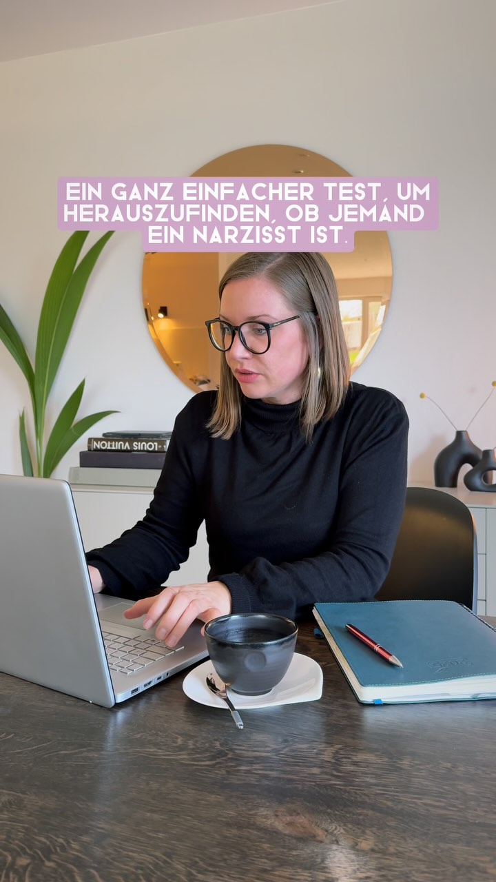 💡 Mach den Test: Sag dieses eine Wort – und beobachte, was passiert.
👉 N E I N 👈
Wenn du ein NEIN aussprichst, sollte es eigentlich kein Problem sein. Doch bei narzisstischen Menschen läuft es ganz anders:
✅ Sie drehen die Sache so um, dass du denkst dass der Fehler bei dir liegt oder es dein Fehler war, dass du diese Grenze gesetzt hast.
✅ Wenn du wiederholt merkst, dass du so verwirrt wirst und den Fehler bei dir selbst suchst, dann ist das ein ziemlich deutliches Zeichen dass das Gegenüber ein Narzisst ist.
🚩 Typische Reaktion des Gegenübers:
❌ „Ich meinte es doch nur gut“
❌ Verdrehung der Realität: „Das ist nie passiert, du bildest dir das ein!“
❌ Bagatellisierung deiner Gefühle: „Du bist viel zu empfindlich.“
❌ Schuldumkehr: „Du bist das Problem, nicht ich.“
➡️ Fakt: Gaslighting ist eine manipulative Taktik, bei der eine narzisstische Person dein Denken, deine Wahrnehmung oder deine Erinnerungen so verdreht, dass du an dir selbst zweifelst.
Und jetzt die Frage an dich: Wie reagiert dein Gegenüber, wenn du klare Grenzen setzt? Schreib „🚩“ in die Kommentare, wenn du das schon mal erlebt hast. ⬇️
#beziehungstipps #narzissmus #psychologie