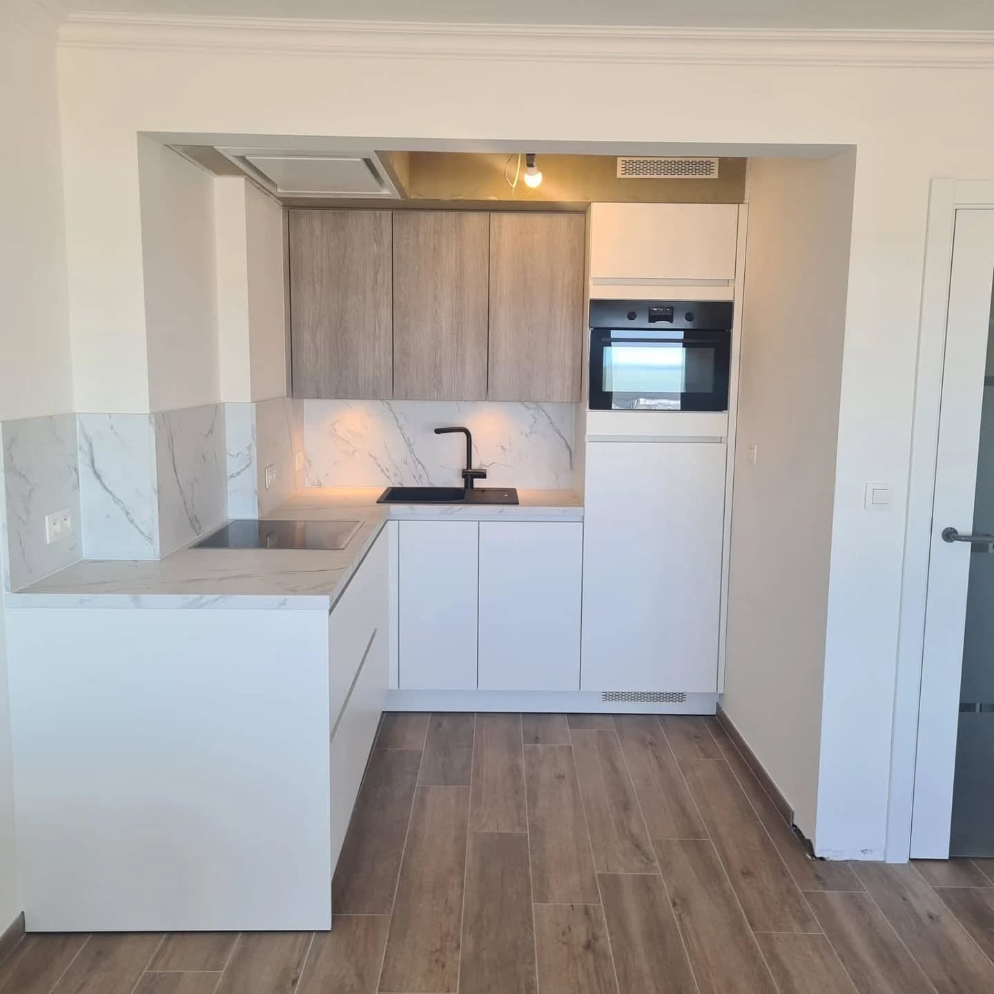 In dit appartement mochten we zowel de keuken als livingkasten plaatsen. Door de kleuren te laten terugkomen in dit open appartement creëerden we rust en eenheid.
#keukensopmaat #keukendesign
#keuken #keukeninspiratie #keukens #keukenideeën #keukenstyling #keukenontwerp #kasten #livingroom #livingroomdesign #frankekitchen #frankehomesolutions #aeg #electrolux