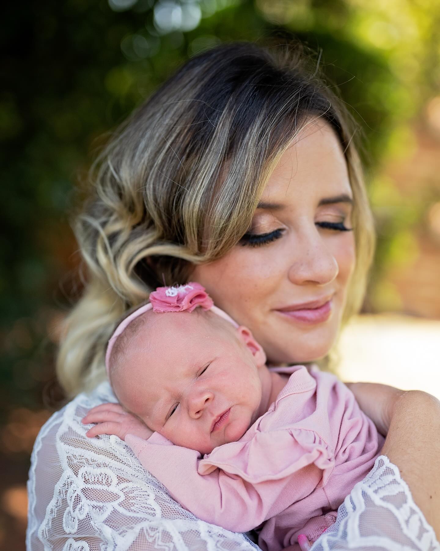 Wrapped in love and bathed in golden light — the start of a beautiful journey together. ✨🤍
#JohannesburgNewbornPhotographer #NewbornPhotography #MomAndBaby #GoldenHourMagic #JhbPhotographer #NewbornMoments #FreshLife #ContentByNicole