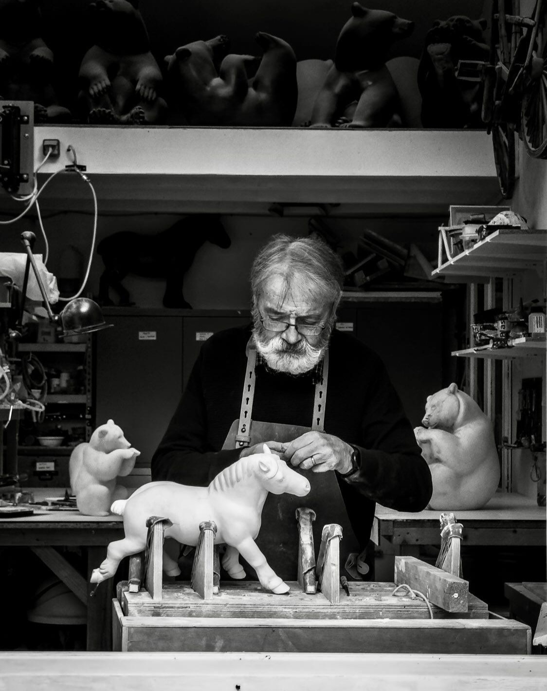 Michel Bassompierre sculpteur de l’intime animal façonne avec douceur la puissance et la tendresse.
« Les formes rondes se prêtent très bien à la sculpture : la puissance et la rondeur qui se dégagent des animaux est sublimée par les jeux d’ombre et de lumière. »
📷 Photo signée @nikosaliagas
#michelbassompierre #sculptures #artanimalier #blackandwhitephotography #NikosPhotographie