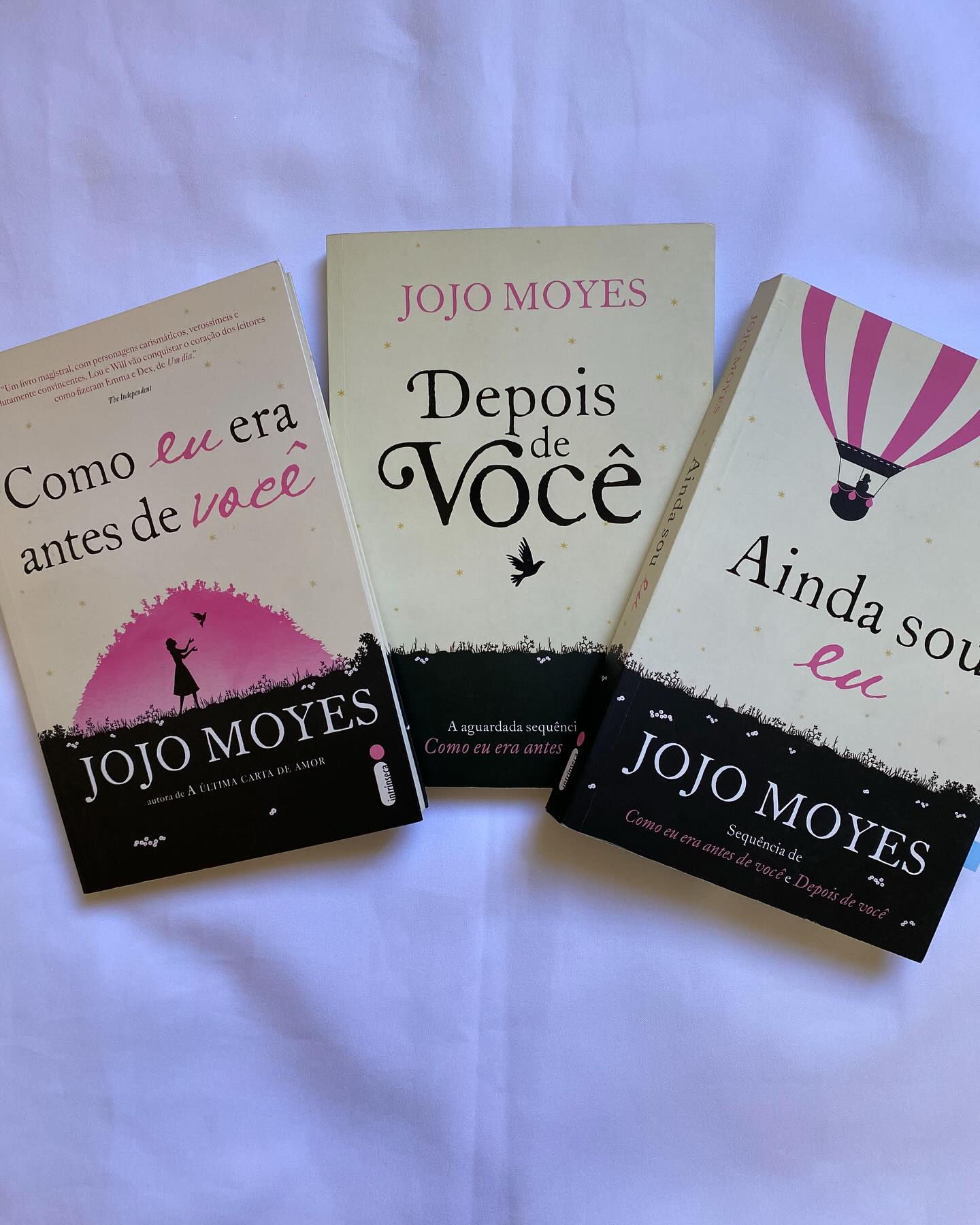 ❤️ *Trologia: Como Eu Era Antes de Você, Depois de Você e Ainda Sou Eu*
❤️Quando Jojo Moyes escreveu “Como Eu Era Antes de Você” podemos dizer que ela chegou no ápice que um escritor poderia querer, ter a sua obra reconhecida pelo grande público, indo além do reconhecimento a obra ganhou uma adaptação para os cinemas com Emilia Clarke (como Louise) e Sam Claflin (como Will).
❤️Muitos se questionaram se era realmente necessário ter outros dois livros, transformando o grande romance em uma trilogia, eu não posso mentir, acho particularmente o primeiro livro perfeito, acho que “Depois de Você” foi um pouco precipitado e a história não era o que se pensava e o “Ainda Sou Eu” foi o final ideal.
❤️Sem mais delongas, vamos desbravar um pouco cada livro para entender o que aconteceu nessa trilogia digna de cinema.
Como Eu Era Antes de Você
❤️No primeiro da sua trilogia, conhecemos Louise, uma mulher criativa e cheia de vida, tanto em suas roupas quanto na sua essência, trabalhando em uma cafeteria no centro da sua pequena cidade no interior da Inglaterra, e com um namorado que ama praticar esporte. Mesmo se sentindo um pouco perdida em sua vida, mas acha que está bom, não quer fazer grandes mudanças, mas se fosse fazer uma pequena seria ir morar em Paris ou estudar moda, ao saber se vestir como ninguém.
📚Leia a resenha completa no blog: https://www.aultimaexclamacao.com/post/resenha-trilogia-como-eu-era-antes-de-voc%C3%AA-jojo-moyes
#jojomoyes❤️ #jojomoyesbooks📚☕️📖 #romance #romancebookstagram #books #romancestagram #livros #livrosderomance #comoeueraantesdevocê #depoisdevocê #aindasoueu #louise #will #bookstagrammer #instalivros #blogliterário #bookinstagrammer #blog #love #intrinseca #bookblogger #bookınstagram