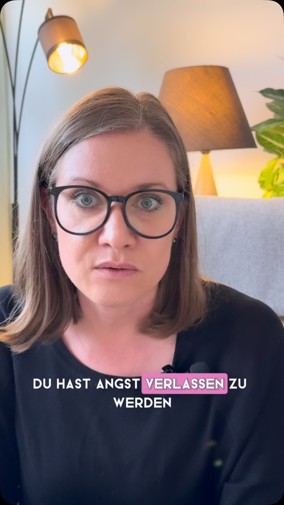 Du gibst Liebe, Verständnis und Kompromisse… und bekommst dafür: Angst, dass es nie reicht.
Weil du gelernt hast: Wenn du dich anpasst, wirst du nicht verlassen.
Doch hier kommt der Schmerz:
👉 Du bist nicht mehr das kleine Kind von damals.
👉 Du kannst heute sogar einen Menschen verlieren – und trotzdem ganz bleiben.
Das ist kein Drama. Das ist deine Stärke. 🫶
📩 Hast du Lust den People Pleaser entgültig hinter dir zu lassen?
Dann kommentiere mit „NEIN“ oder schreib mir direkt 🤗
Du musst dich nicht kleiner machen, um geliebt zu werden. 💥