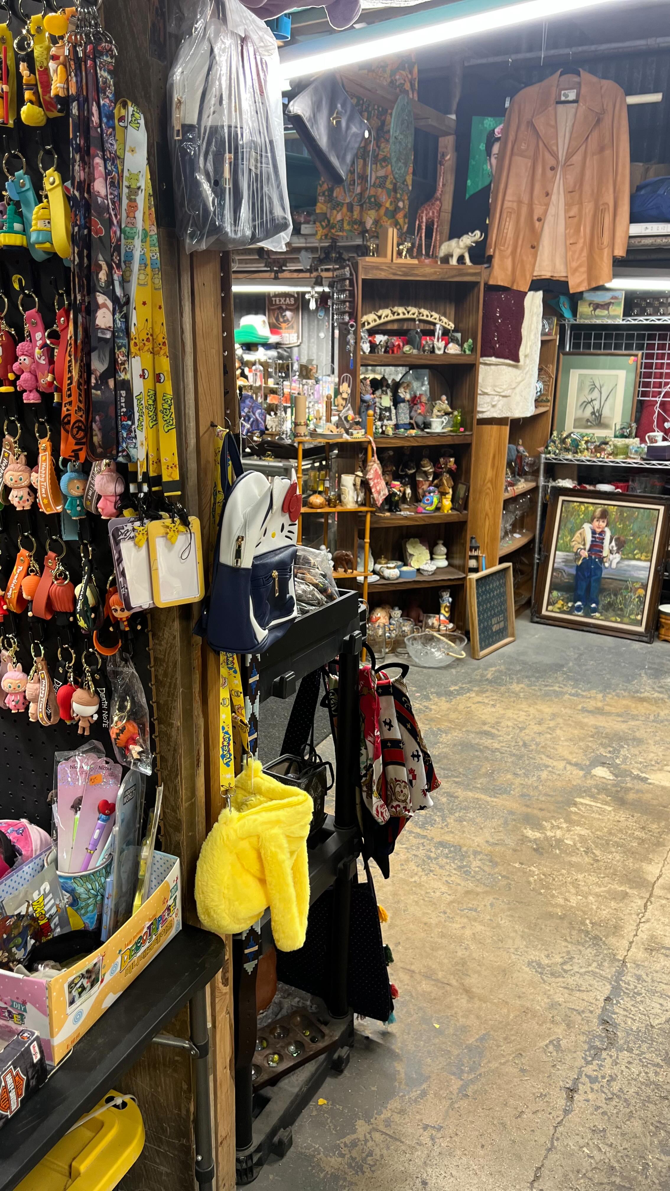 Who needs meditation when there’s the catharsis of sifting through treasures 🧘🏽♀️ #retailtherapy #antiquing #thrifting