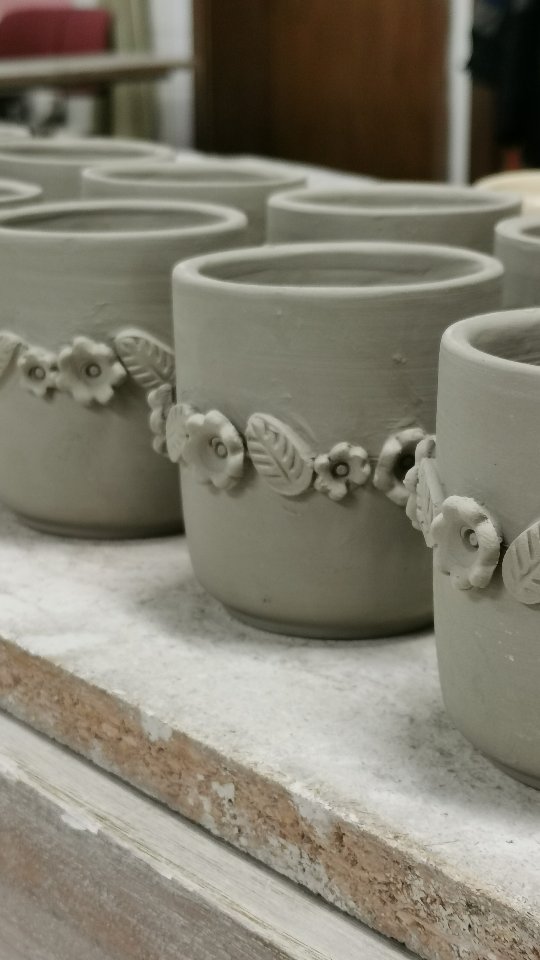 Afin de chiffrer un peu le travail j’ai composé un décor avec des fleurs réalisées et collées une par une et feuille par feuille soit :450 petites fleurs et 300 feuilles pour 50 mugs.
#2025 #soufflenheim #tradition #artpopulaire #potiersdalsace #alsacemylove