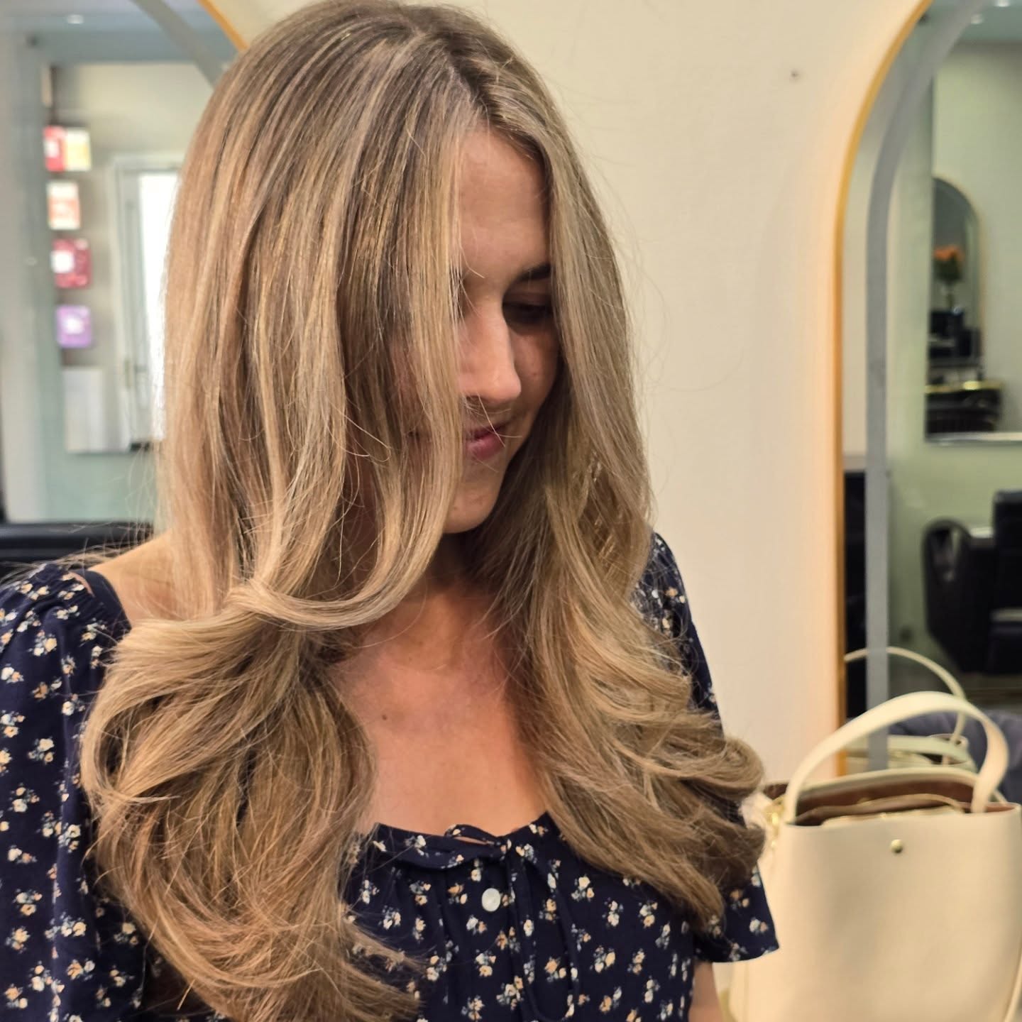 Soft beige balayage with natural tones — perfect for a subtle summer lift. Effortless, sun-kissed glow ✨🌿
#BeigeBalayage #BalayageLondon #NaturalBalayage #SunKissedHair #SummerHairGoals #HairTransformation #HairInspo #MaryleboneSalon #LondonHair #HairColorist #BalayageSpecialist #HealthyHair #LowMaintenanceHair #BlondeBalayage #HairGlowUp