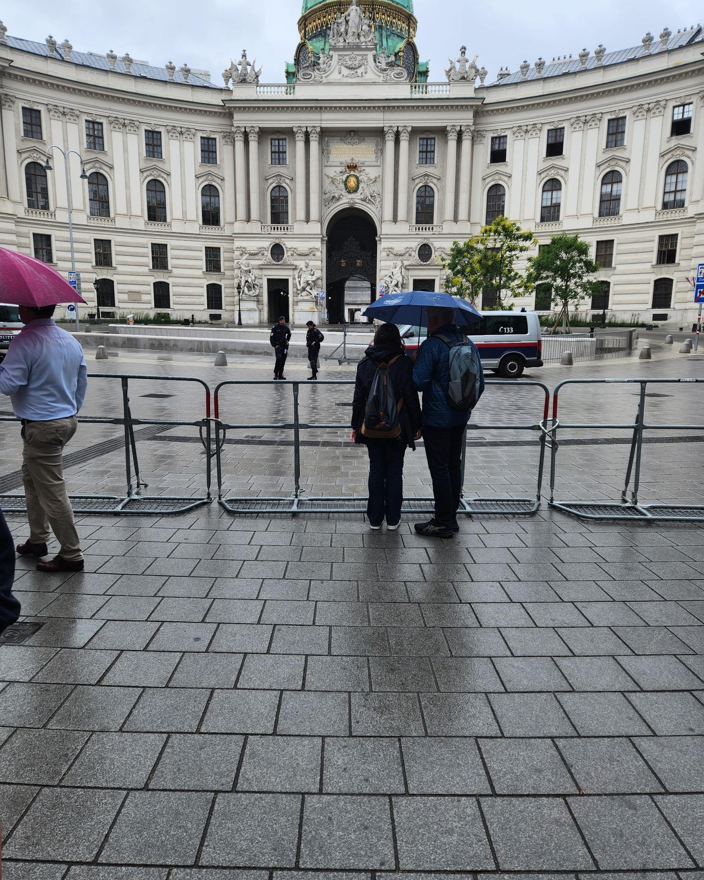 Pioggia, presidenti e poliziotti… ma il nostro tour non si ferma mai! ☔️😆 #ViennaAdventure #MarioViennaGuide
Vuoi vivere Vienna senza limiti? Scrivici in DM e unisciti al prossimo tour!