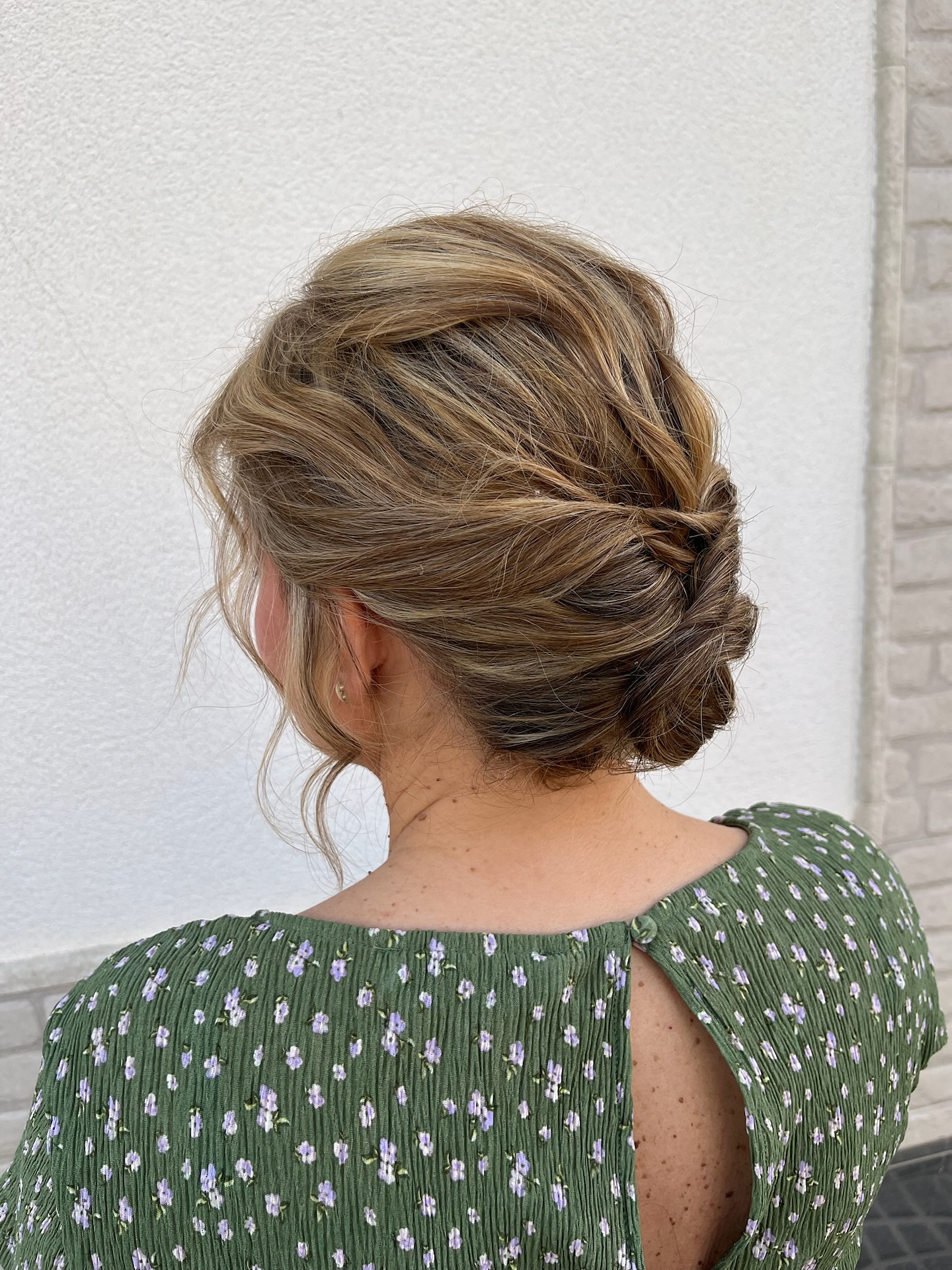 ✨Recogido con textura y acabado desenfadado✨
Un peinado elegante y natural, ideal para eventos donde quieres sentirte cómoda💖
Jugamos con mechones sueltos y volumen suave para dar movimiento y frescura al look.💫
Por otro lado, lo acompañamos con un maquillaje en tonos neutros y mirada definida, resaltando su belleza sin recargar.
El equilibrio perfecto entre frescura y sofisticación 💄
#barbaramillan #equipobarbaramillan #peluqueria #hair #makeup #moda #beauty #hairsalon #hairstyles #kerastase #wella #coloristawella #sassoon #goaorganics #sebastianprofessional