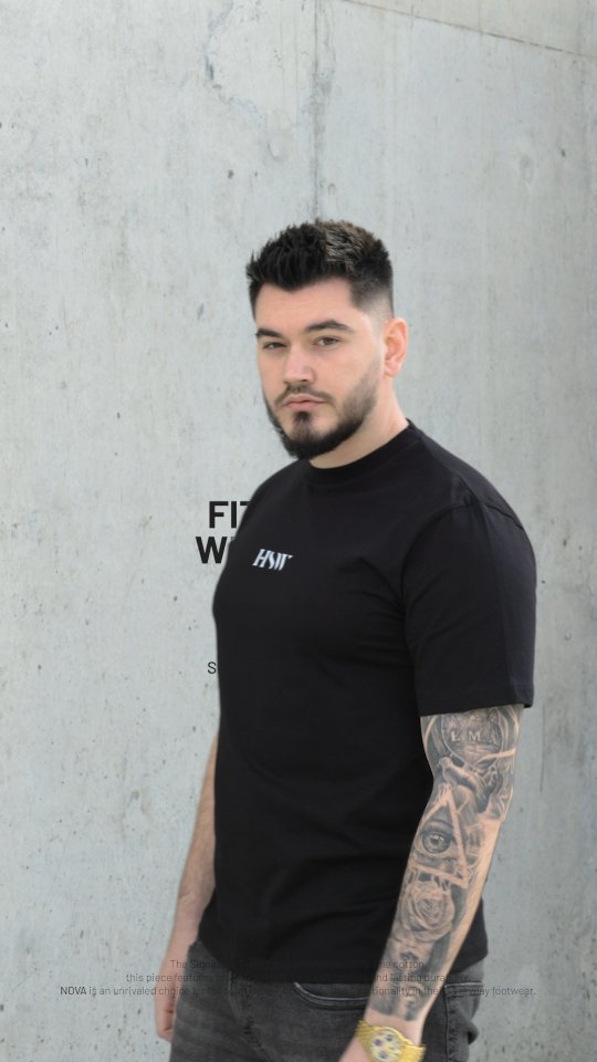 Fit check w/ Kevin.
Black on black: Signature T-Shirt & NOVA.
#SignatureTee #NOVA #HSW #OwnIt