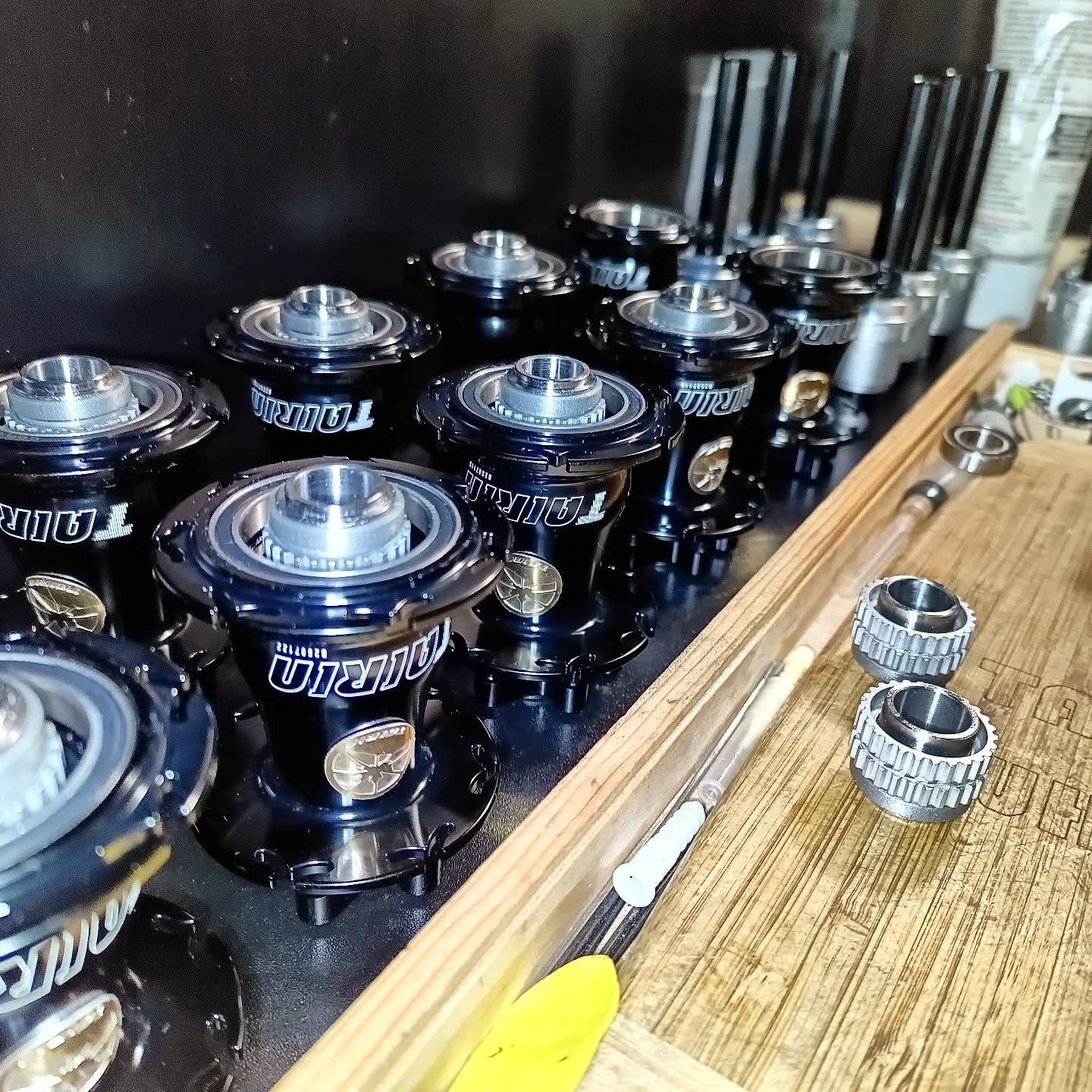 Another of the 'not your usual batch of #silenthubs ! @berdspokes hook flanged S1, but 6Bolt?! 🙈
.
.
.
#patented #globally 💯 🚲🚲🚲 #canadian #silenthub #bigbearings #quality #assembledhere #handbuiltwheels #wheelsets #engineered #proprietarydesign #performance #wheels #boost #premiumalloy #tubeless #tubelesswheels #tairinwheels #enduro #mtb #enduromtb #yvr #604 #hub #wheelbuilding #bike #bikelife #vancouverbc