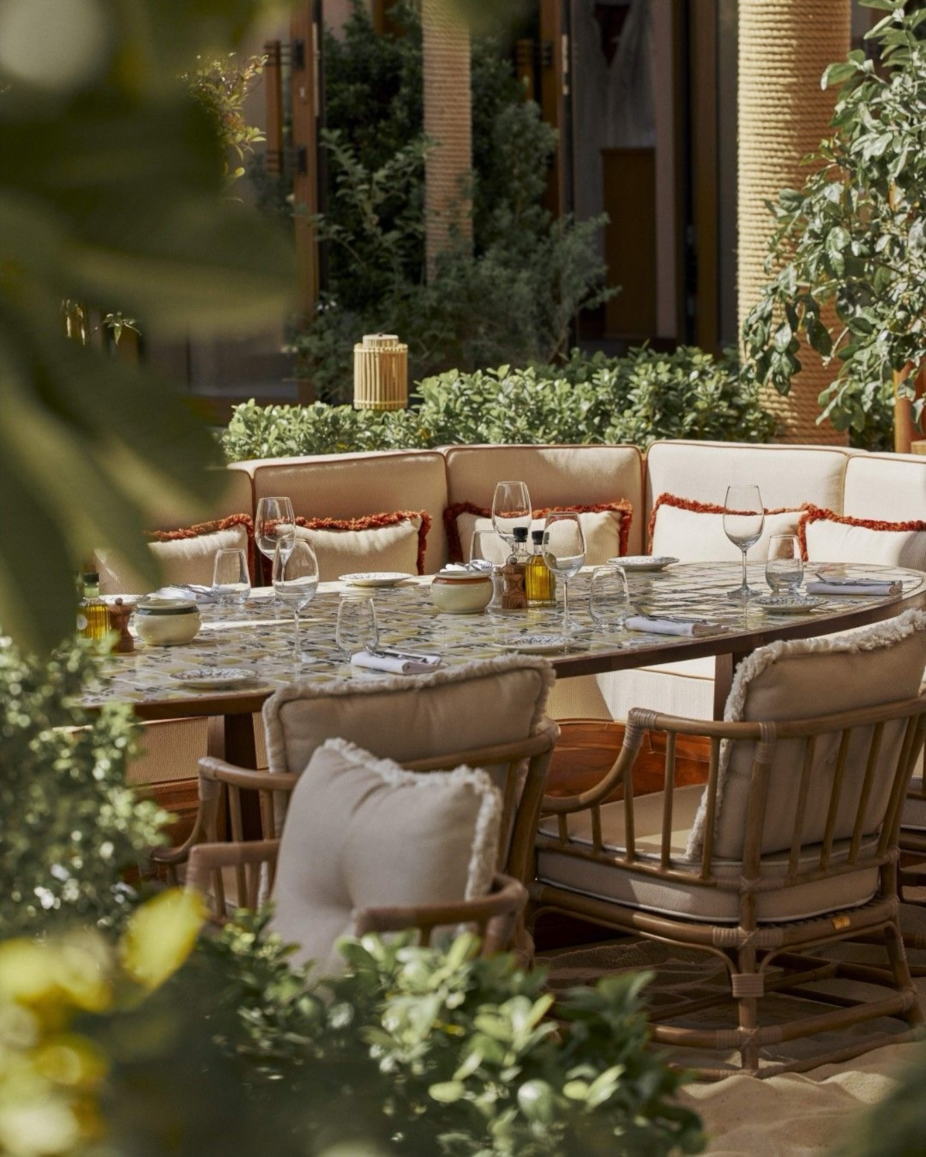 ☀️ Une belle table, un moment partagé, un repas qui réunit.
Pourtant, pour de nombreuses familles, ce moment si précieux peut vite devenir compliqué…
Dans certains lieux, l’enfant reste perçu comme imprévisible, encombrant, difficile à intégrer.
On l’installe à l’écart, on s’adapte à peine.
Parfois, on préfère même éviter sa présence.
Et si on changeait de regard ?
Chez À hauteur d’enfant, nous en sommes convaincues :
👉 L’accueil des familles ne s’improvise pas.
Il se construit. Avec sens, exigence et élégance.
Des équipes sensibilisées.
Des espaces pensés pour tous.
Et des expériences qui rassemblent – sans jamais renier l’identité du lieu.
L’hospitalité familiale mérite mieux qu’un simple menu enfant.
Elle peut devenir un moment de lien, de plaisir, et de vraie douceur.
#ahauteurdenfant #kidshospitality #kidsexperience #kidsfriendly #kidsrestaurant #experienceclient #momentsenfamille #tablepartagée #familyfriendly #montessoriinspired