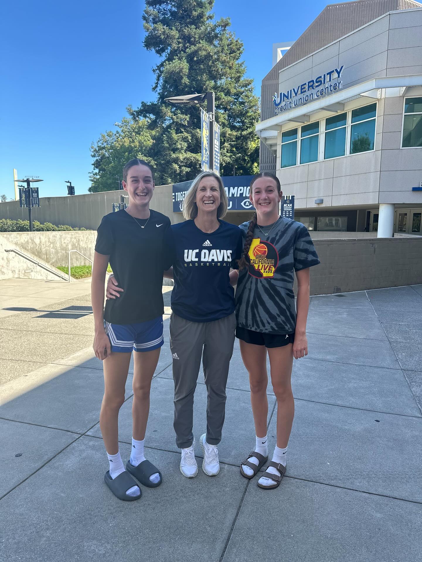 A big shout out to Coach Jen for giving the Hull twins a campus tour before they attended the UC Davis Elite camp! Just Believe…🏀🔥🏀