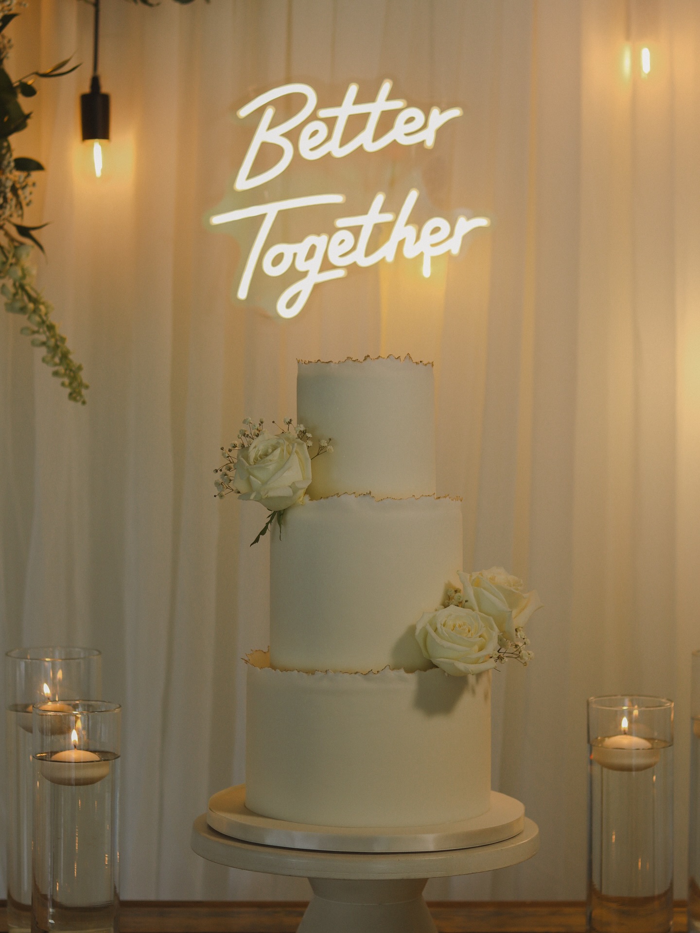 Wilmarie & Zuriel, una pareja encantadora 🤍 Les deseo lo mejor en esta nueva etapa llena de amor y complicidad.
Para su gran día trabajamos nuestro Gold Package, que incluyó su pastel de bodas, el mini cake de aniversario y unas deliciosas cake truffles de chocolate como un detalle especial para sus invitados. ✨