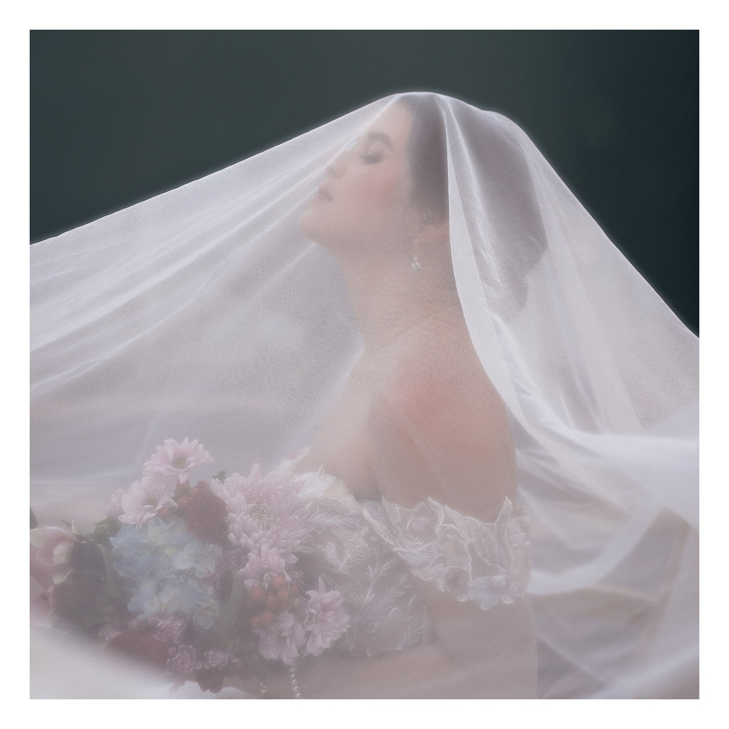 We shot Linsey’s bridals the day before it snowed…
(in Florida!!!!!!)
I think it got down to the high 20s by the time we finished.
I asked her if she wanted to reschedule, but, like a true America’s Next Top Model contestant, she said absolutely not & we got down to business.
*slay*
Beautiful, confident, cold AF… I just love how these turned out.
keywords: bridals, bridal portraits, wedding, photographer, bride, portraits, Florida