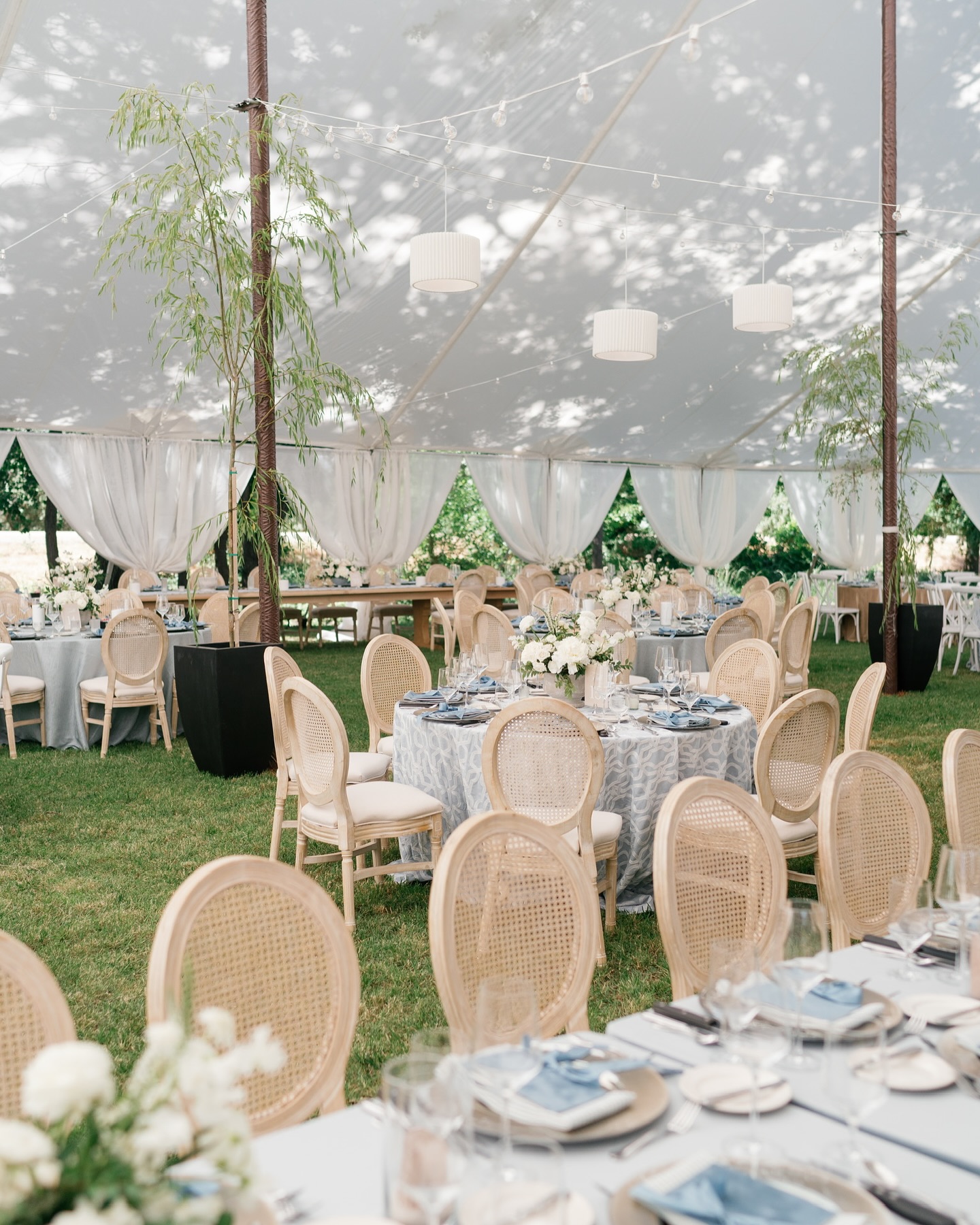 There are now 2 things in this world that are bringing me immediate joy:
1. A new found love of our White Pleat Chandies (“chandeliers”), because, DUH ☝🏼 @ribbonandleaf vision is *chefs kiss*
2. Overhead photography shots bc they literally slap like nothing else does
Cheers to becoming besties if you agree!
PICKS: String Lighting • White Pleat Chandeliers • Acre Tables