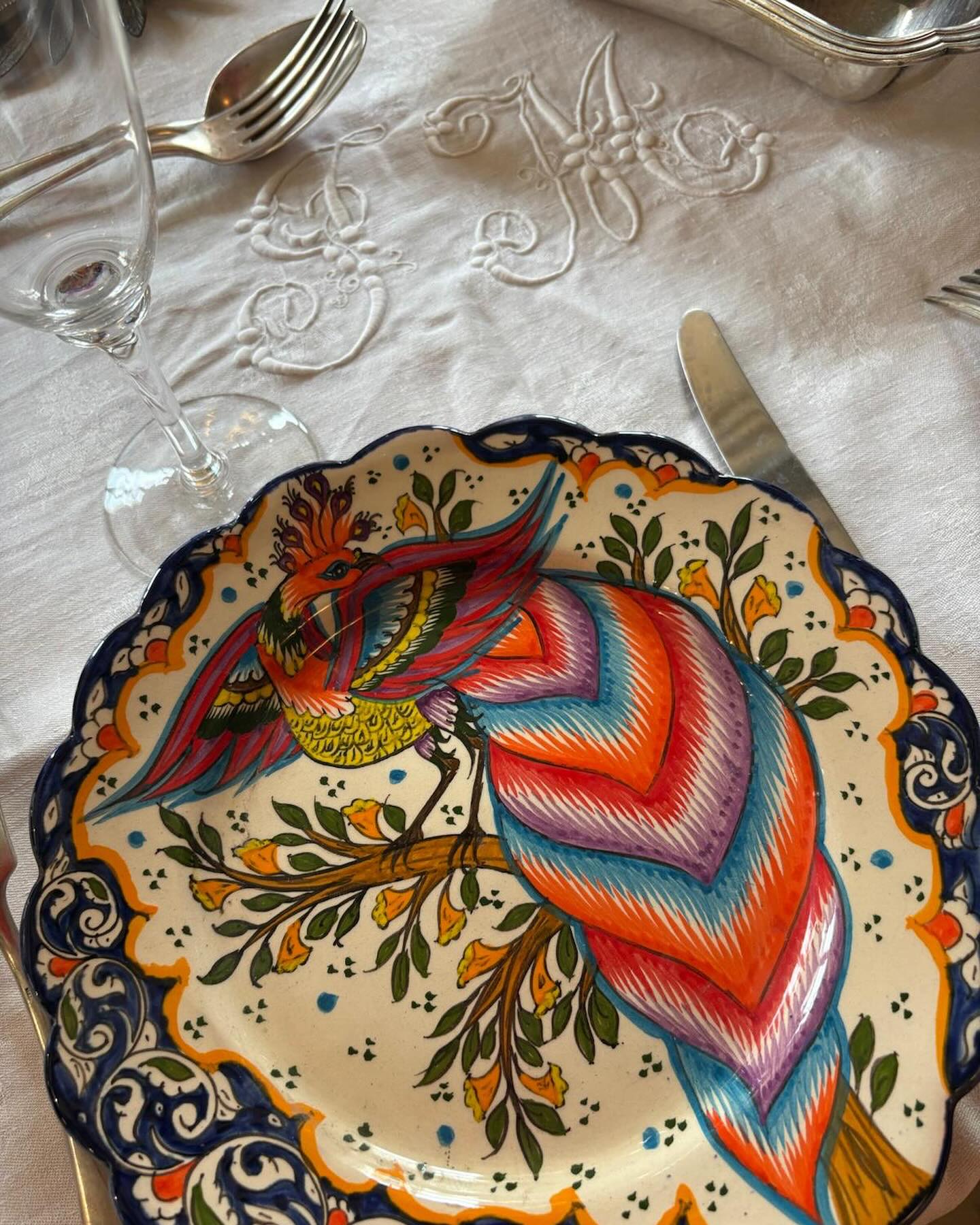 Un dîner des pas et des plats c’est aussi l’occasion idéale pour sortir la vaisselle achetée dans les bazars lointains. Cette assiette sent bon la route de la soie… une idée de sa provenance ?
#DînerTournant #ExpérienceCulinaire
#onvabiensamuser