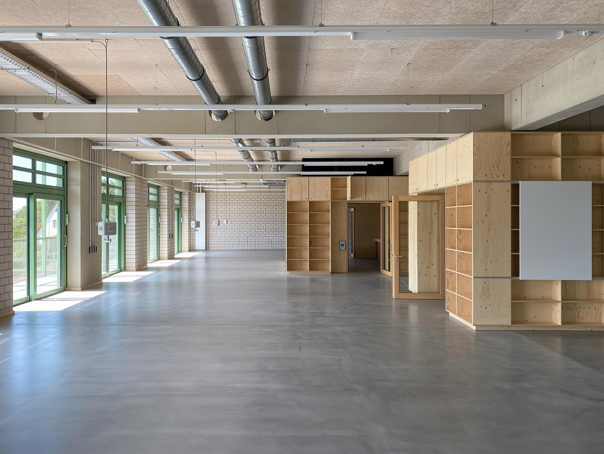 In Workshops mit der Schule Am Hartwege Weimar und der Montag Stiftung wurden Selbstbaumöbel und deren Positionierung entwickelt. Jetzt wird montiert.  Self-assembly furniture and its positioning were developed in workshops with the Am Hartwege Weimar school and the Montag Foundation. Now they are being assembled. #weimar #jenaplanschule #schulbauopensource #montagstiftungjugendundgesellschaft #schuleneudenken #schulbau #furniture #readymade #welovewhatwedo