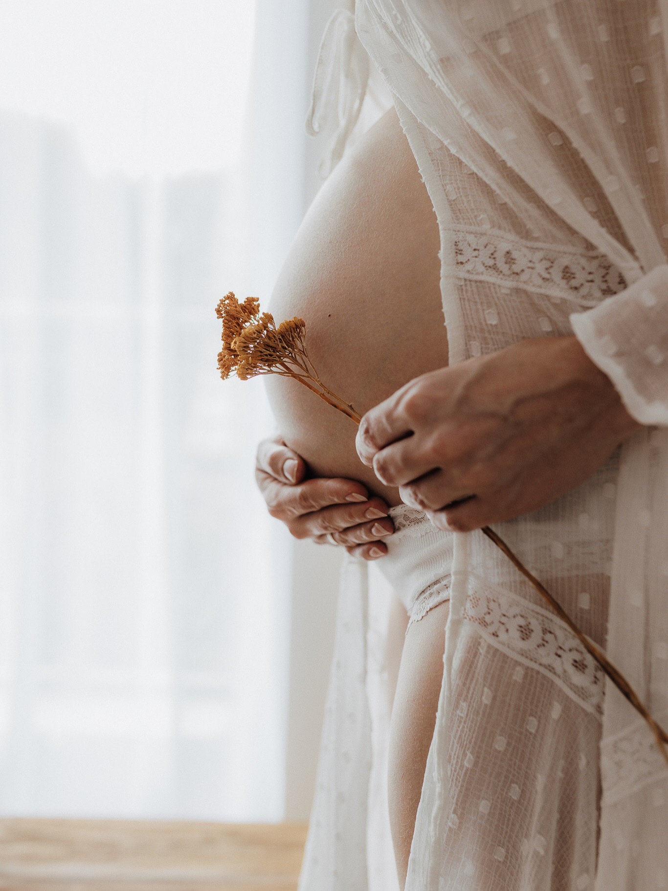 „Du weißt, dass du schwanger bist – aber hast du es schon gefühlt?“
Viele erzählen dir, wie besonders diese Zeit ist.
Wie schnell sie vorbeigeht.
Wie wichtig es ist, sie festzuhalten.
Aber was, wenn du selbst noch gar nicht angekommen bist?
Wenn du zwischen Müdigkeit, Bauchziehen und Gedankenchaos gar nicht richtig spürst, was da gerade eigentlich passiert?
Genau dafür ist dieses Shooting da.
Nicht nur für schöne Bilder.
Sondern als kleiner Anker. Als Moment nur für dich.
Zum Innehalten. Durchatmen. Staunen.
Und ja – du darfst in Jogginghose kommen.
Ich kümmere mich um dein Styling, dein Kleid, das Licht.
Du darfst einfach fühlen.
Und dich dann in Bildern wiederfinden, die dir zeigen:
„Ja, ich bin mittendrin in meinem Wunder.“
Schreib mir – ich begleite dich gerne und freue mich schon jetzt auf dich…🤎
⠀
#babybauchshootinghamburg #babybauchbilder #schwangerschaftsfotos #momentezumfesthalten #kundenkleiderschrank #stylinginklusive #fotografinrahlstedt #hamburgfotografin #ehrlichefotografie
RAHLSTEDT
TAGESLICHTSTUDIO
FAMILIENFOTOGRAFIN