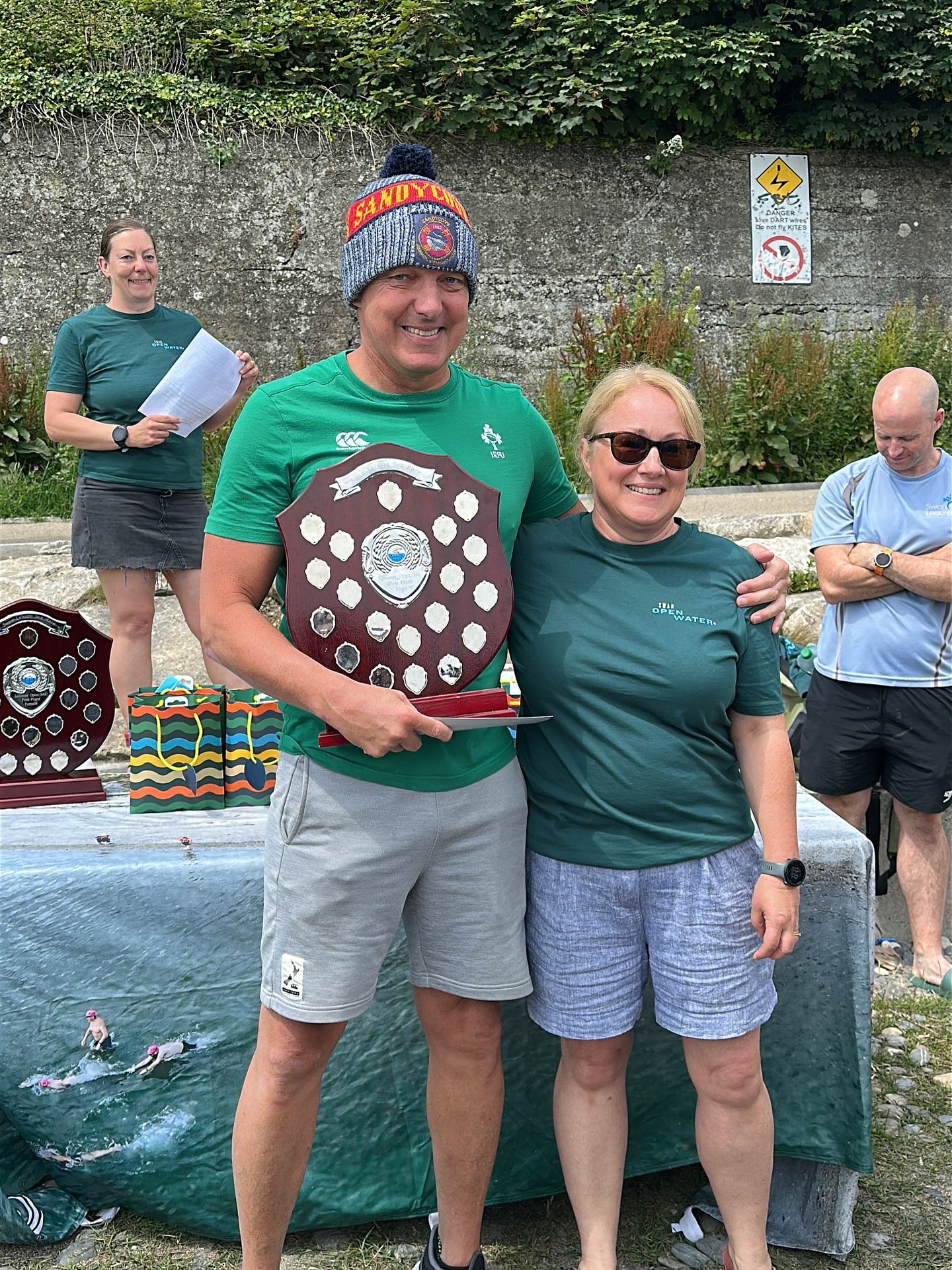 Weekend recap! 🌊💥
Huge congratulations to Jamie Murphy on taking 1st place in the Swan Leisure race last Saturday! 🥇
Also a huge shout-out to our Men’s Team for winning the Team Prize — well done to Jamie Murphy, John Burke, Billy Kehoe, and Neil Butler! 🙌
Special mention to Harry Kelly, who finished 1st in the Under-18 category — fantastic achievement! 🚀👏
Also, a massive well done to Éirinn Doyle from Glenalbyn (repping Sandycove Water Polo too) for taking 🥇 in the Ladies race — brilliant swim!🙌
Kudos to all our club members who fought hard and earned cards:
Ladies:
• Kelly Admirand
• Neasa Hainbach
• Eibhin Butler
• Laura O’Connor
Men:
• Martin Murphy
• Henry Daly
• Ed Duffy
• Declan Bradshaw
• Lonan McDowell
• Colum Murphy
Thank you to the organizers @swan_swimming_club and @leinsteropensea, and everyone who came out to participate and support! 💙
It was brilliant to see so many little swimmers in the water! 🐠🤩
#sandycovesc #leinsteropensea #seaswimmingireland