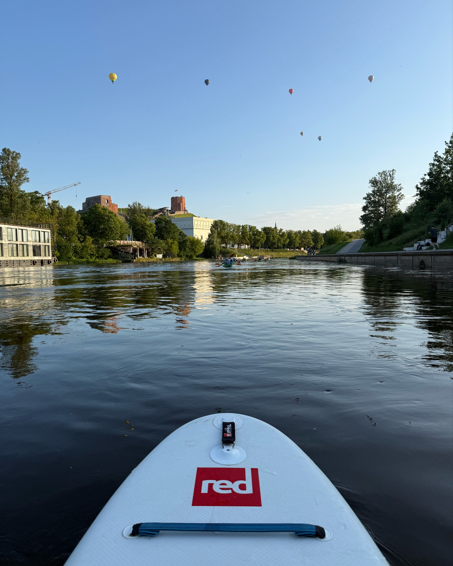 Žinome, kad kartais lietaus lašai orų prognozėse truputį gąsdina, bet norime padrąsinti neleisti jiems sustabdyti jūsų nuo gražiausių VAKARŲ MIESTE!
Kartais tie lietaus lašai krenta naktimis ar per pietus, šiemet tikrai stengiame turus paderinti stebėdami orų prognozes, o jei matysime, jog oras plaukimui bus tikrai nepalankus - turą perkelsime.
NEPRAMIEGOK GRAŽIAUSIŲ VASAROS NUOTYKIŲ MIESTE!
Rinkis vakaro turą Vilniuje arba Kaune:
www.gosup.lt/miesto-turai
