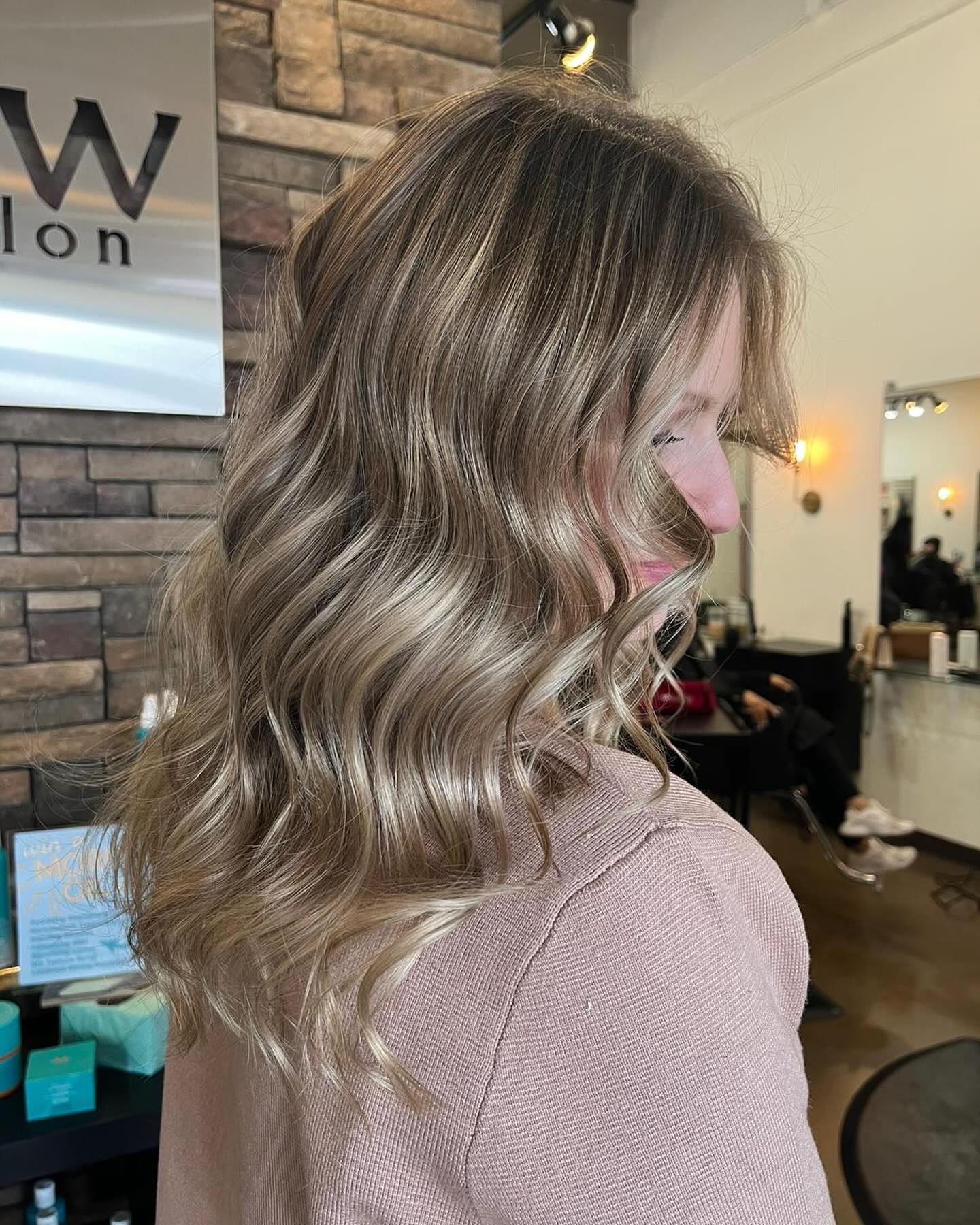 Blended blonde + effortless waves = a match made in hair heaven ✨
This soft, dimensional blonde adds depth and glow for that perfectly sun-kissed finish! 💫💇♀️
Cut + color: @cosmobykareen
#BlondeGoals #DimensionalBlonde #ModernWaves #HairInspo #SalonMagic #MinneapolisHair #BehindTheChair