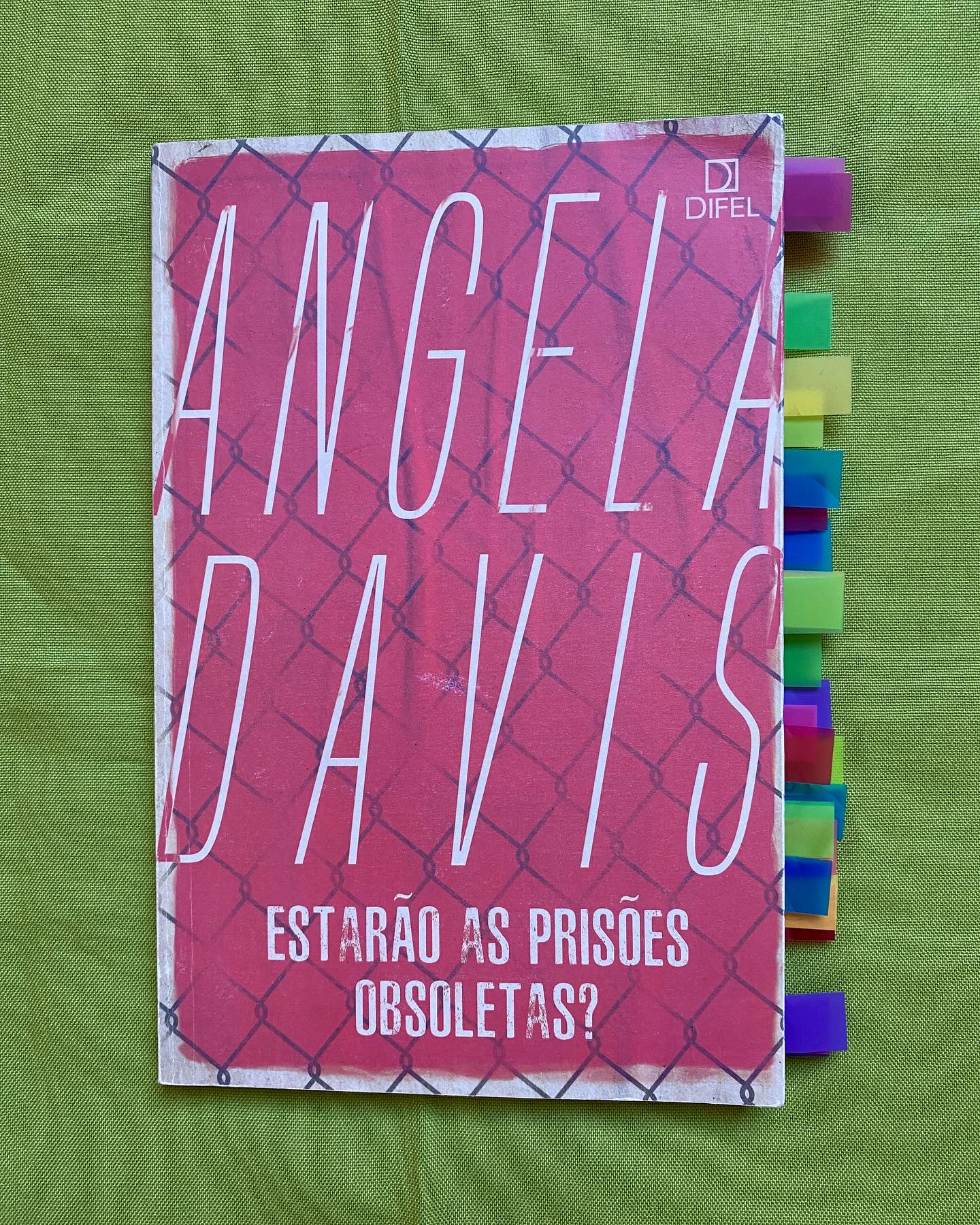 Estarão as Prisões Obsoletas?
Não foi um hiperfoco, mas tudo começou quando eu decidi fazer o meu TCC sobre Presídio Feminino, acabou que não aconteceu, porém, os livros que tenho me abriram os olhos de uma forma surpreendente. “Estarão as Prisões Obsoletas?” A maravilhosa Angela Davis nos mostra da forma mais verdadeira como o sistema carcerário dos Estados Unidos é.
Neste livro Davis destrincha o sistema carcerário America com muita clareza e veracidade e mostra para quem ele foi realmente feito e quem são os verdadeiros lucradores com a expansão dos presídios no país, ainda mostrando como as minorias são a grande maioria que vivem nesses lugares: negros e imigrantes.
Com uma inteligência extraordinária, Davis descreve as formas de abolir as prisões e, se isso realmente acontecer, qual efeito correria na nossa sociedade? Sendo um livro de estudo que promove a reflexão da sociedade sobre os programas de reabilitação de pessoas que já tiveram o futuro comprometido.
Eu super indico esse livro para quem estuda sobre Direitos Humanos e o Sistema Carcerário, ele mostra um olhar diferente e procura novas perspectivas para perguntas que nem tem coragem de fazer.
#angelasdavis #estarãoasprisõesobsoletas #difel #books #livros #editoradifel #prisões #TCC #sistemacarcerário #estadosunidos #sociologia #direitoshumanos #Davis #resenha #resenhadelivros