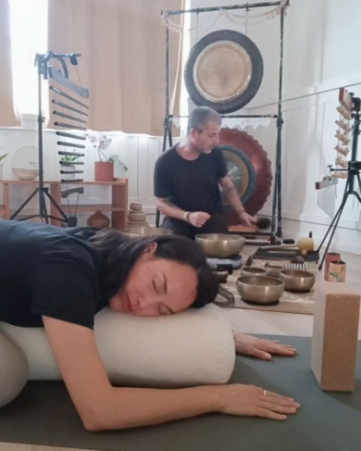 🌕🎶 What a night !
Last week we gathered under the powerful light of the Strawberry Moon. Thank you to everyone who joined our sold-out monthly ritual. It was such a beautiful, heart-opening evening 🙏🏼✨
This fiery look invited us to see the bigger picture, reconnect to our truth and release what limits our growth.
Through Yin Yoga, Yoga Nidra and a healing sound bath, we created a space to soften and expand. And align with what truly matters.
Grateful for your presence and energy 💫
See you at the next moon cycle !