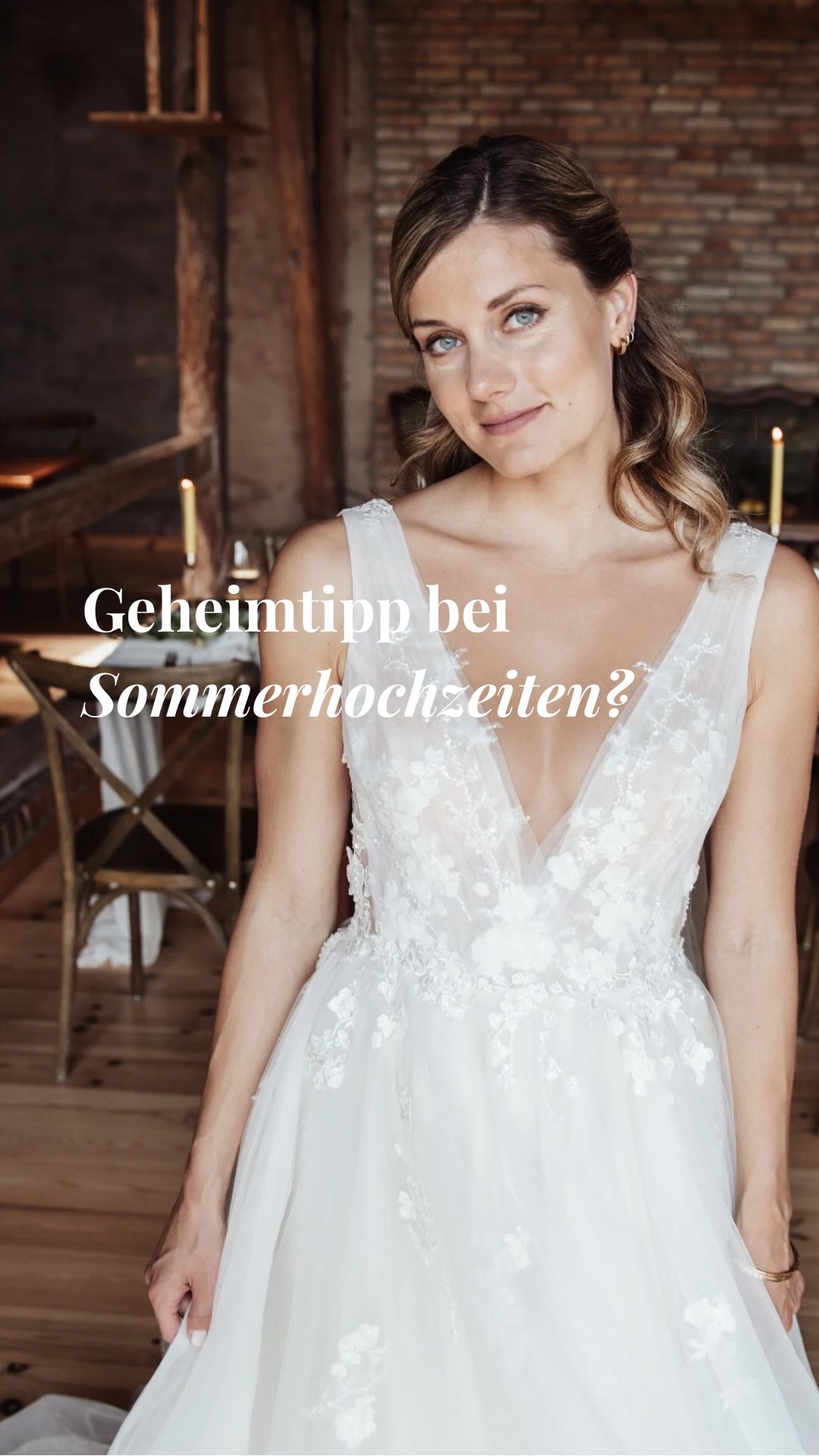 Der Sommer ist endlich da und mit ihm vielleicht auch die Frage:
Wie übersteht das wunderschöne Make-up eine Hochzeit bei 30 Grad? 🥵💄
Ich hab Brautstylistin @biancabensch_brautstyling gefragt, was man tun kann, damit das Make-up auch bei Hitze und emotionalem Dauergrinsen hält.
Ihr Tipp? Fixing-Spray! 💁🏼♀️
Allerdings kleiner Hinweis: Man sollte dabei nicht- wie ich - plötzlich loslachen und den Mund aufreißen… 😬
Ich bin jetzt jedenfalls nicht nur äußerlich fixiert, sondern auch innerlich konserviert…. 🤣
Aber genau solche kleinen Momente machen Hochzeitstage für so besonders. Hinter den Kulissen wird nicht nur gestylt und vorbereitet… da wird auch gelacht, improvisiert und gemeinsam für die Magie gesorgt!! 🫶🏼
Falls ihr auch noch einen Geheimtipp für Sommerhochzeiten habt: lasst es mich in den Kommentaren wissen!
#traurednerin #behindthescenes #weddingvibes #sommerhochzeit #freietrauung