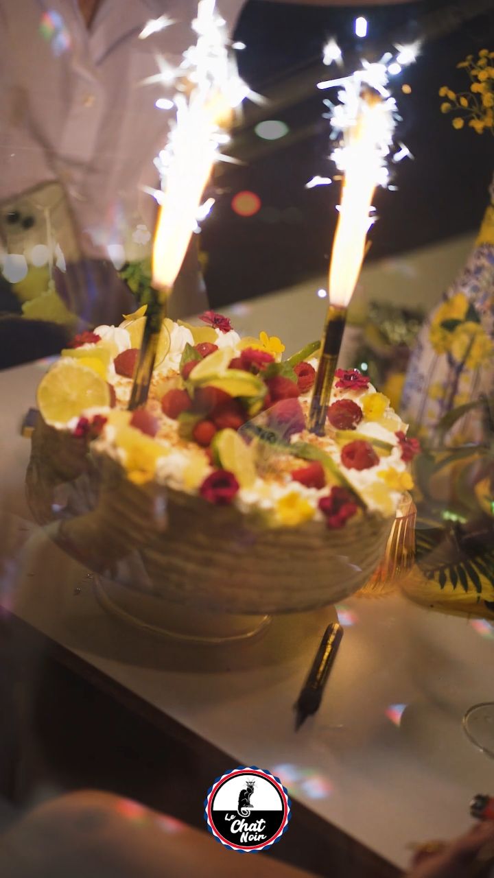 ✨ Une soirée pleine de sourires, de soleil, de verres levés et de chaleur humaine.
Merci à vous d’avoir rendu ces 3 ans si joyeux, vivants et gourmands 💛
Et un grand bravo à Tom A. pour avoir mis l’ambiance comme jamais ! 🎶
On vous aime fort. À très vite au Chat Noir ! 🖤🍾
#merci #anniversaire #lechatnoir #3ans #convivialité #cousincafes #soireeparis #djset #videorecap
