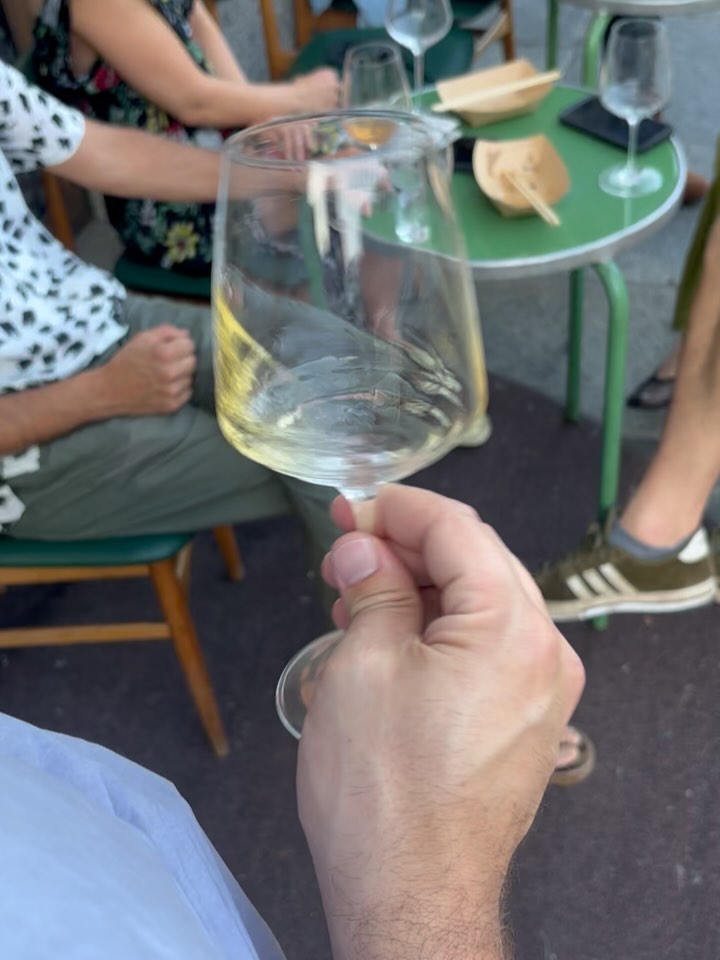 Ieri, con colpevole ritardo, abbiamo festeggiato insieme ai nostri amici e clienti un anno di grande collaborazione.
È un vero orgoglio poter dire che, passato un anno, quest’esperienza non è per noi solo motivo di lavoro, passione e scambio di opinioni con palati attenti e preparati ma il vero e proprio instaurarsi di una sincera amicizia.
Grazie a tutti i presenti, grazie anche a chi non c’era ma ha creduto in noi.
Grazie all’ @osteria_indipendenza per averci ospitato e fatto godere con piatti deliziosi, prontamente mal fotografati dalle mie scarse doti da content creator.