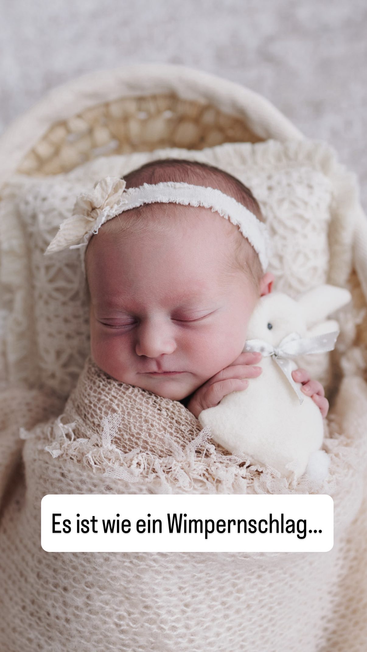 Gefühlt geht die erste Zeit wie ein Wimpernschlag vorbei und in ein paar Monaten kann man sich gar nicht mehr richtig daran erinnern wie klein dieses zarte Wesen mal war.
Halte diese Momente unbedingt fest - ich zeige dir wie.
#neugeborenenfotografie #babybilder #erinnerungen #newborn #babyzauber #erinnerungenfürsleben