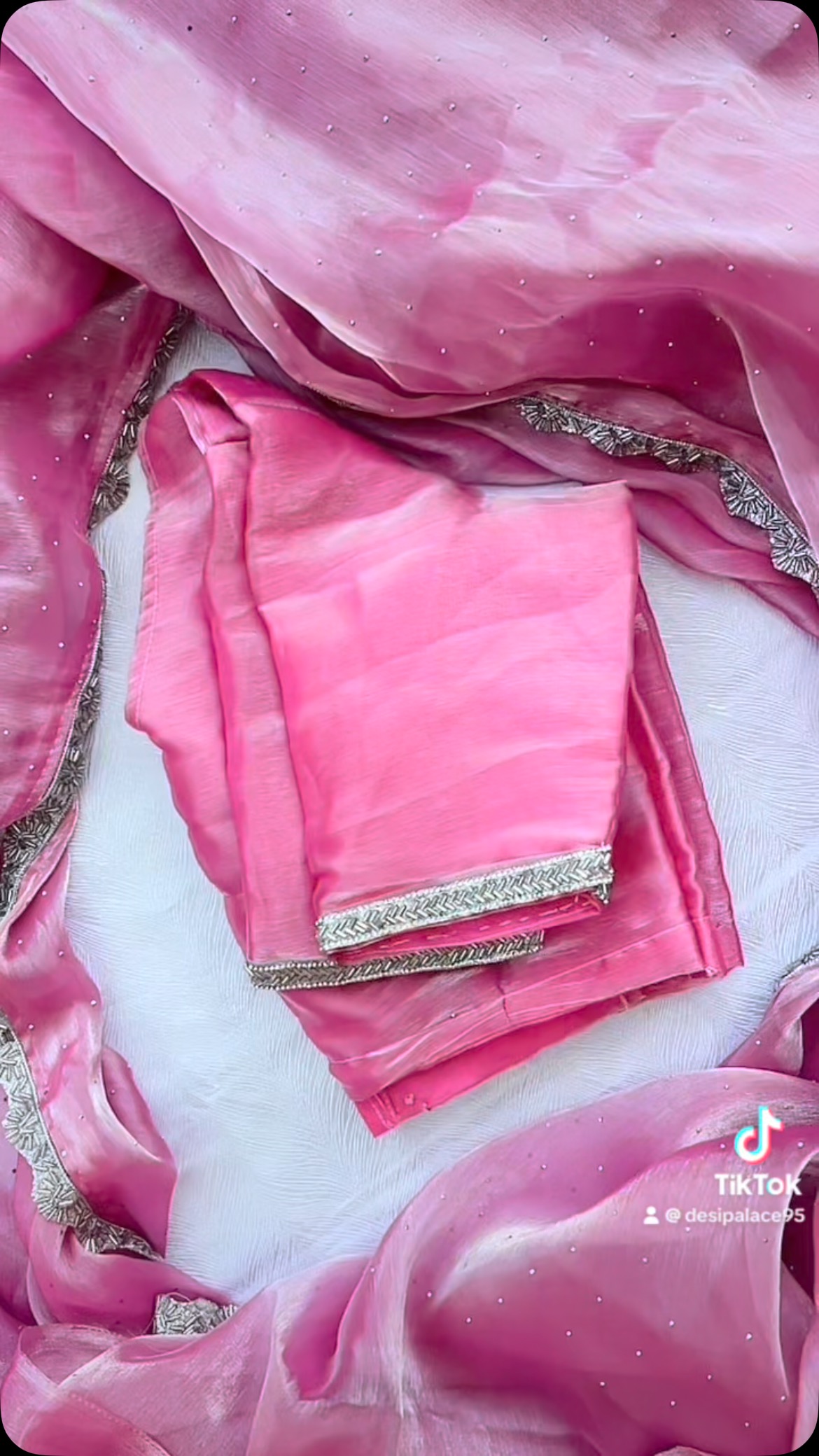 🌷 PRÊTE À PORTER 🌷
Magnifique sari rose avec blouse déjà cousue 💖
Tissu léger et brillant, idéal pour vos plus beaux looks ✨