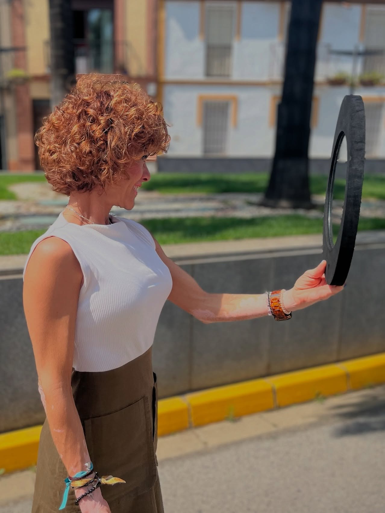 ✨Renovamos el color de Salomé✨
Despedimos un rubio apagado y oxidado para dar la bienvenida a un tono marrón cálido con matices cobrizos, ideal para resaltar sus rizos y aportar luz al rostro.
Una elección perfecta para el verano: fresca, vibrante y llena de personalidad. 👩🏽🦱
💖 El resultado: un cabello con más vida, brillo y uniformidad.
#barbaramillan #equipobarbaramillan #peluqueria #hair #makeup #moda #beauty #hairsalon #hairstyles #kerastase #wella #coloristawella #sassoon #goaorganics #sebastianprofessional