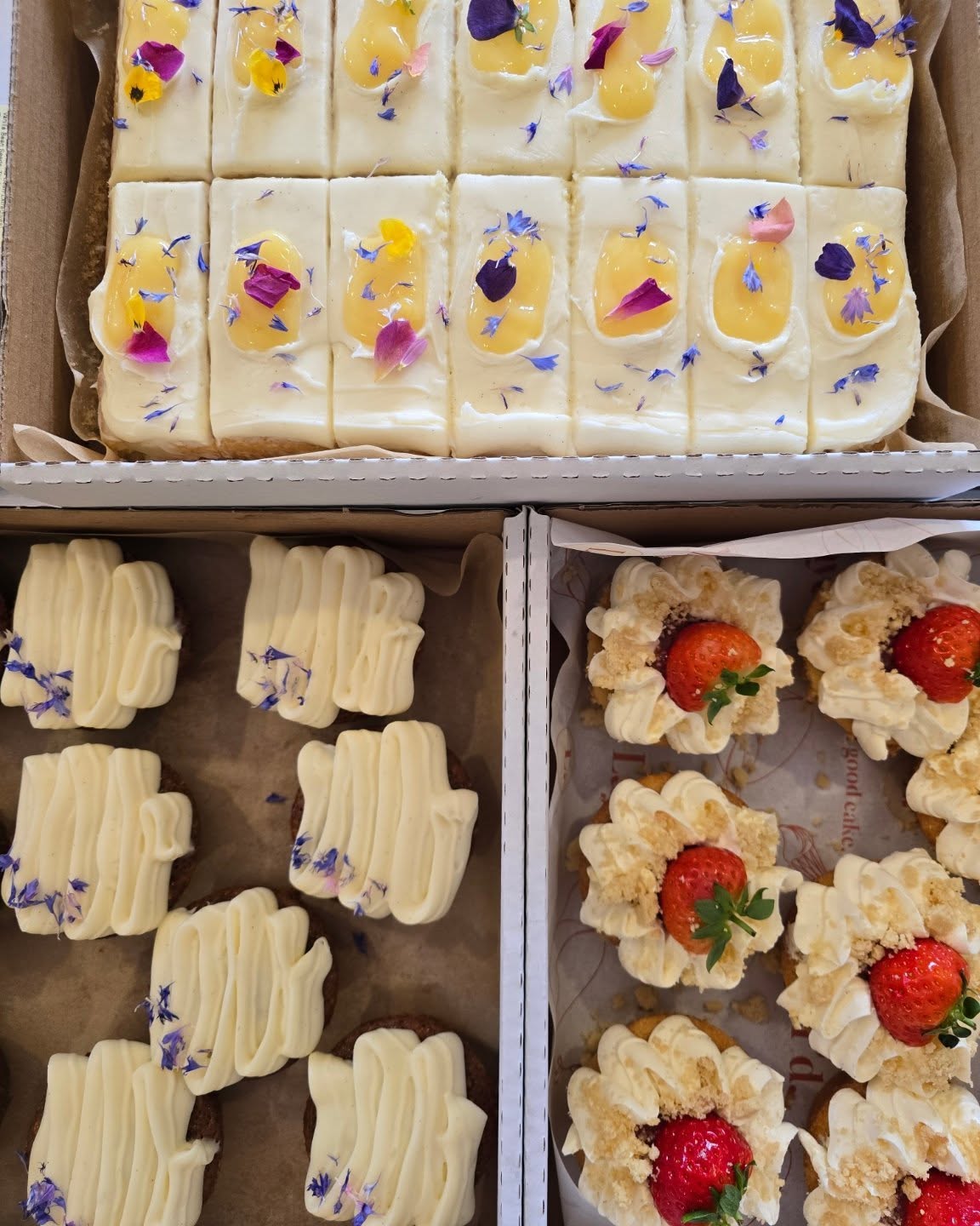 ✨️ Fresh Bakes - Cake Afternoon ✨️
🌸 Lemon Curd & Cream Cheese Sheet Cake, scattered with edible petals 🍋
🌸 Carrot Mini Cakes 🥕
🌸Strawberry & Vanilla Mini Cakes 🍓
Perfect for coffee shop counters or summer gatherings 💫🎈
Baked fresh to order 🌿
#layerd_cakes #eatgoodcake #eatbettercake #bakefromscratch #classicbaking #coffee&cake #realfood #artisanmade #smallbatch #smallbatchbakes #bakinglove #bespokebakes #undiscoveredbaker #nidderdale #yorkshirefoodanddrink