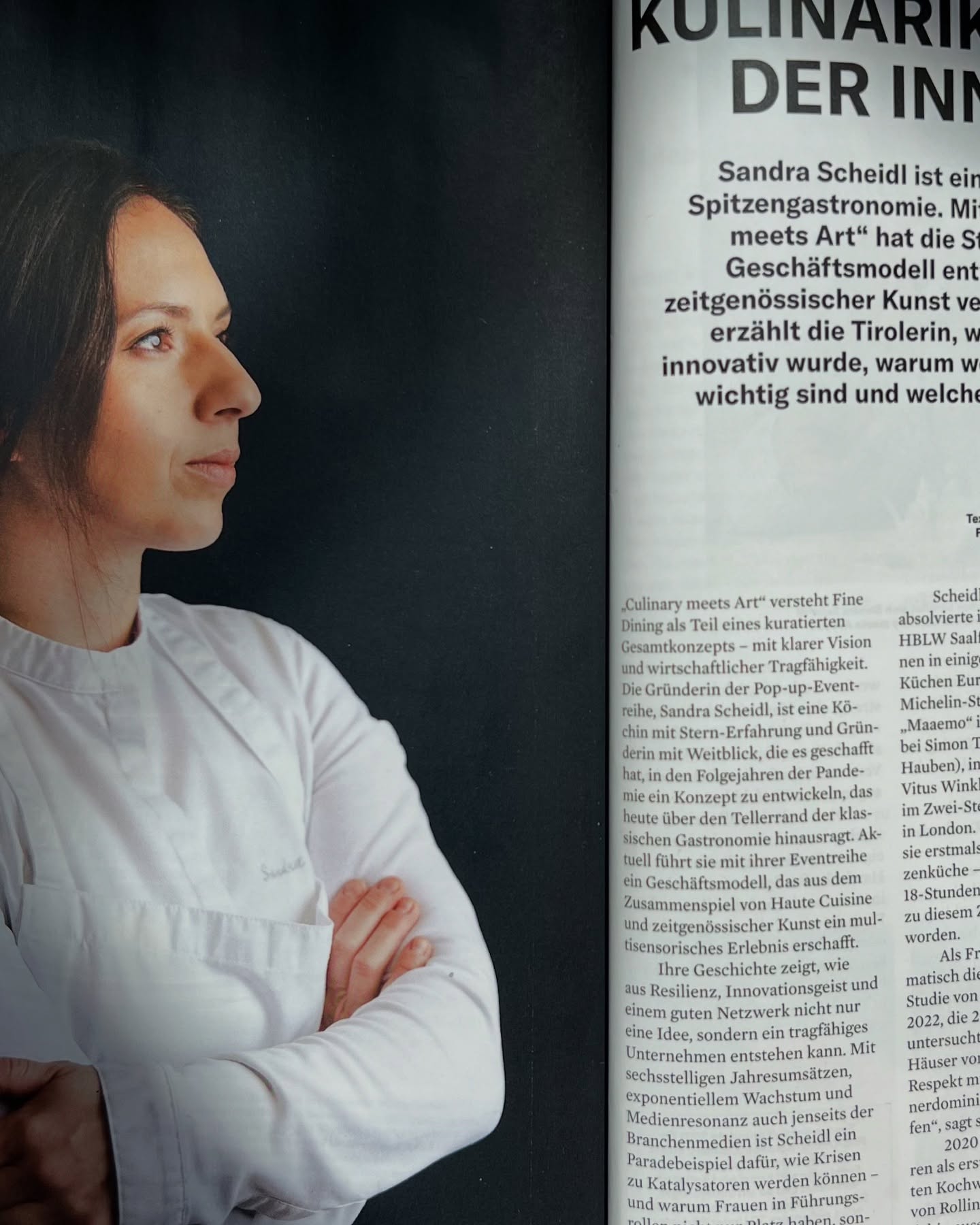 "Kulinarik als Bühne der Innovation" - @forbes_at
Ein Meilenstein und ein ganz besonderes Gefühl, mein mehrseitiges Interview im letzten Forbes Magazin in den Händen zu halten. 🤍
Nach meiner Aufnahme in die Forbes 30 Under 30 letztes Jahr nun auch ein ausführliches Portrait über meine Arbeit als Köchin und Unternehmerin.
Es werden mein Lebenslauf, die Projekte „Culinary meets Art“ und "Kuliktiv" beleuchtet, aber auch alles andere, was zu meiner Arbeit bei „Culinary Arts“ gehört – und, dass gerade diese breite Aufstellung in einem nischigen Feld zum Erfolg geführt hat.
Es geht um Gründung, Erfolg, Hochs und Tiefs und um die Wichtigkeit der ständigen Weiterentwicklung im eigenen Business.
Ich mache unglaublich gerne meine Arbeit – sowohl den kreativen und handwerklichen Part in der Küche, als auch den unternehmerisch – strategischen Part – und freue mich immer, wenn ich etwas weitergeben kann.
Danke an Forbes DACH für diese Bühne.
✍️ Theresa Mader
📸 @pixelcoma
#forbes #interview #kulinarik #innovation #unternehmerin #köchin #popupdining #forbes30u30 #b2bcatering