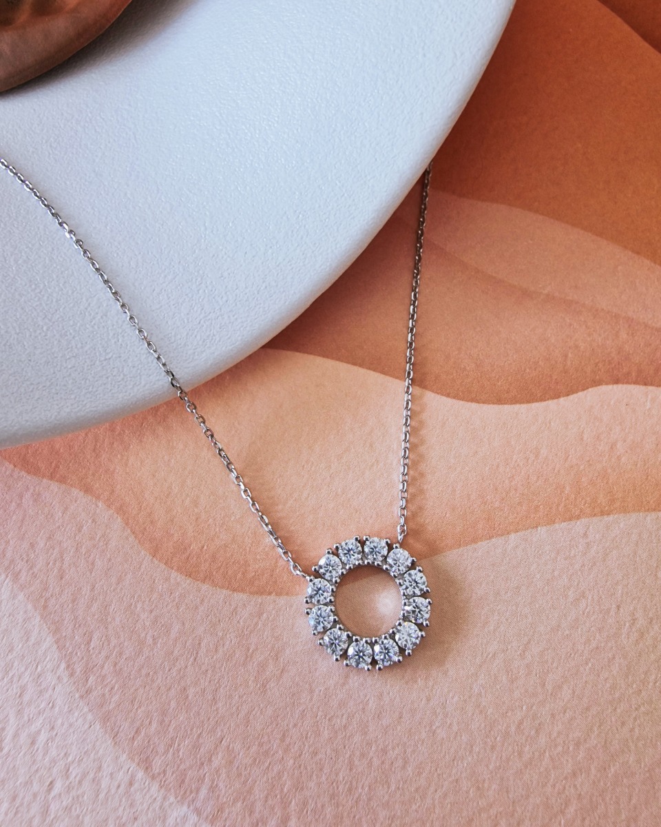Complete the look.
The Luna Halo Necklace is more than sparkle - it’s an infinite loop of intention, made with moissanite diamonds and subtle meaning.
Perfect for layering or worn solo with purpose.
#oralis #oralisjewels #disruptingdiamonds #diamondnecklace #unapologetic #ethicaljewellery #dubai❤️ #dubailiving #moissanitediamond #jewellerymaker #luxuryliving #diamondjewellery #moissanite #necklacesofinstagram