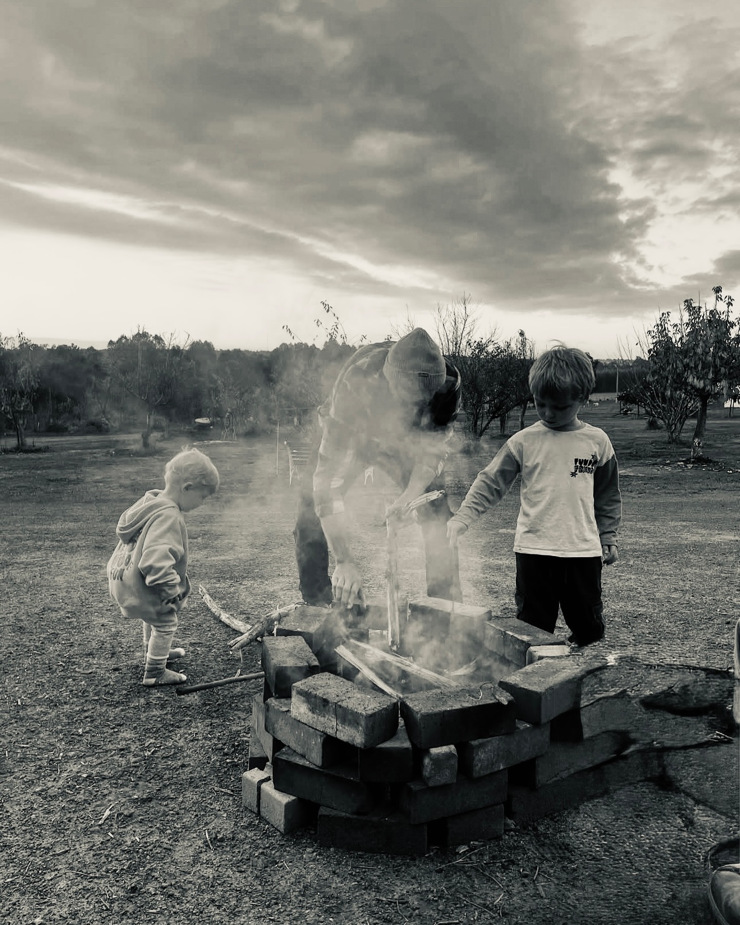 Making a 🔥 fire 🔥 costs nothing and often makes the best holiday memories! Not sure who loves making a fire the most - adults of the kids!…. Just as long as there are Marshmallows
#wildinourheart #farmstay #farmstays #southwestwa #experiencenannup #southernforrestsandvalleys #australiassouthwest