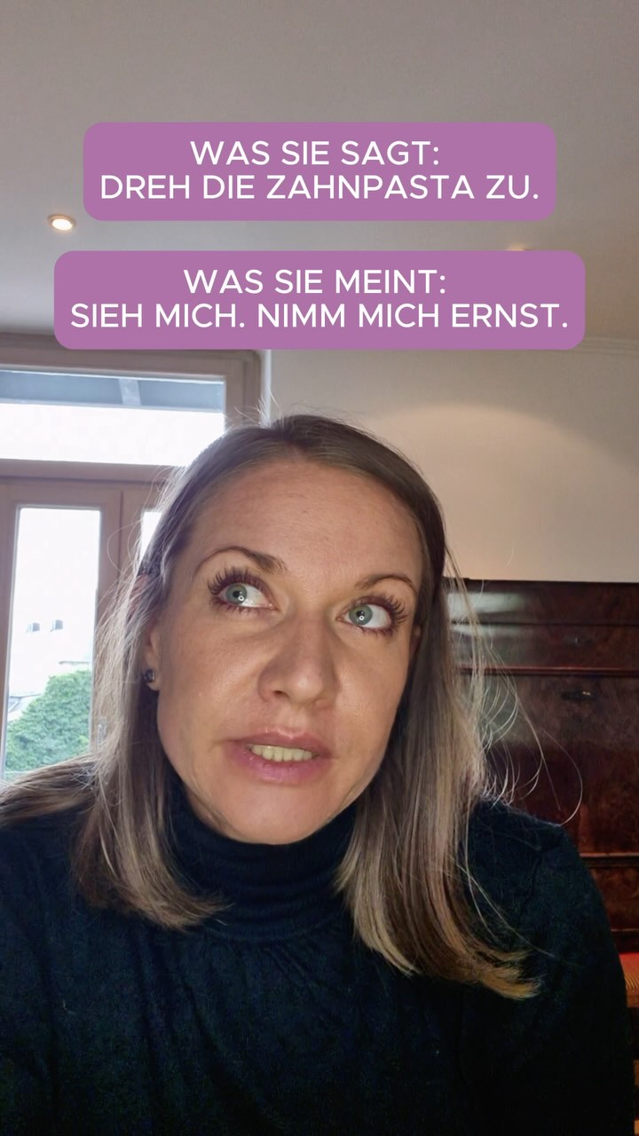 Kleine Dinge? Große Bedeutung.
Du denkst, es geht um die offene Zahnpastatube?
Spoiler: Es geht um was ganz anderes.
Denn hinter jeder Socke im Flur steckt oft eine viel größere Sehnsucht:
Gesehen werden. Gehört werden. Gemeinsam sein.
Und ja, du könntest ausflippen, dich im Kreis erklären, diskutieren bis zur Erschöpfung – oder:
Du könntest sagen, was du wirklich brauchst. Ohne Drama. Ohne Jammern. Einfach du.
Weil niemand Hellseher ist. Auch er nicht.
👉 Der erste Schritt?
Werd dir selbst klar, was du wirklich brauchst – und dann sag es.
💛 Und falls du dich gerade dabei ertappst, immer wieder gegen Wände zu reden –
folge mir für noch mehr Tipps für eine perfekt-unperfekte Beziehung,
in der du dich nicht mehr verlierst.
📌 Schreib „JA!“ in die Kommentare, wenn du diese unterschwelligen Alltagskonflikte kennst!