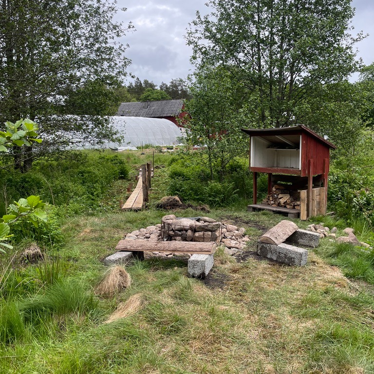 En ny del av gården börjar ta form. Vi kallar den än så länge för wwoofträdgården. Tanken är att ge wwoofarna fler platser att hålla till på på kvällar och helger. Här ska vi plantera mer ätbart och skapa fler rum samt ett utekök.
#wwoof #wwoofsweden