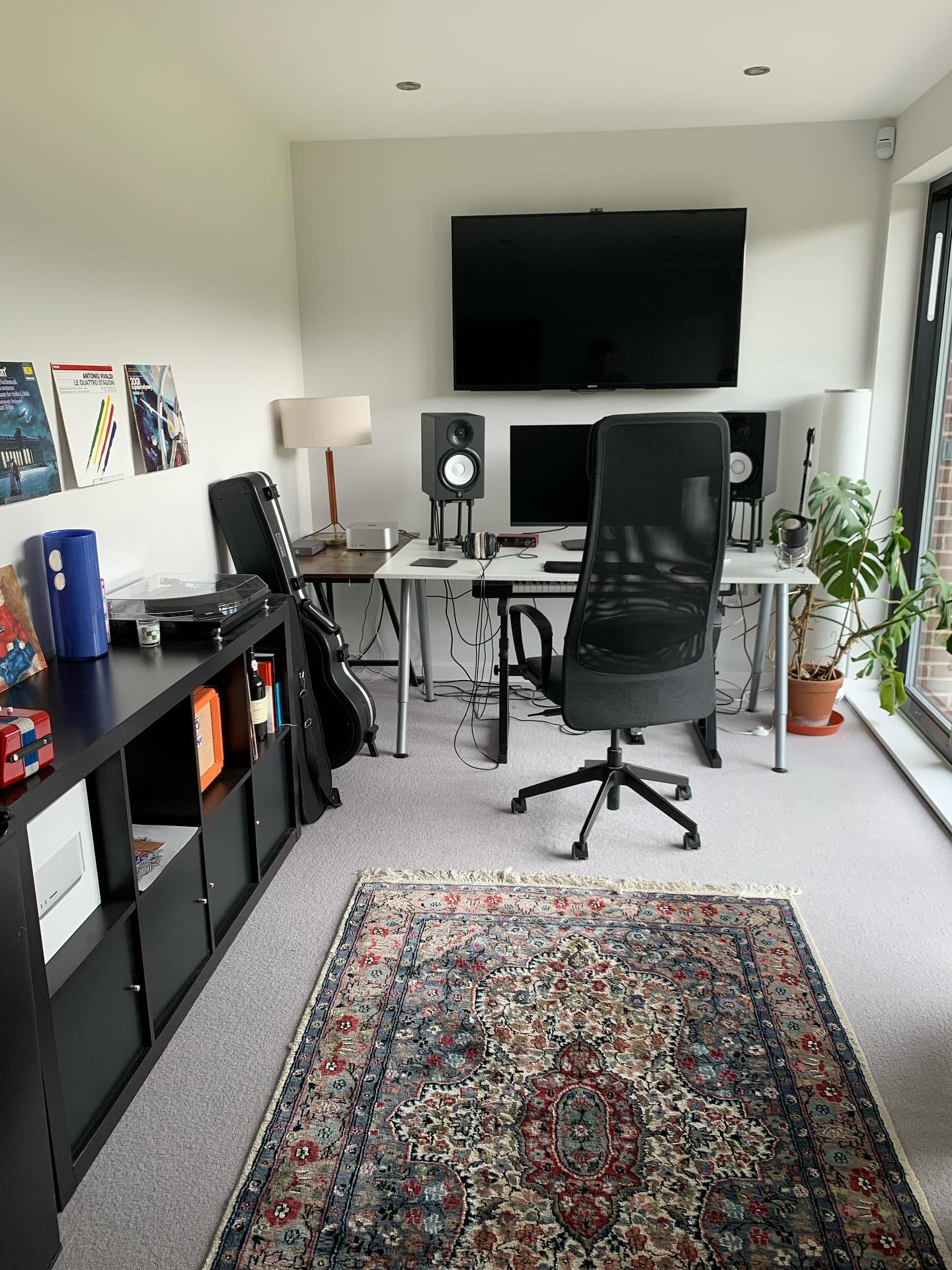 Studio move all complete now! We lost a good plant along the way, seem to be missing half the space and have misplaced a TV…but at least the disastrous cable management is well hidden now.
Looking forward to discovering what I can create in this new space!
•
•
•
#composer #musicstudio #filmmusic #librarymusic #cablemanagement #startofsomethingnew