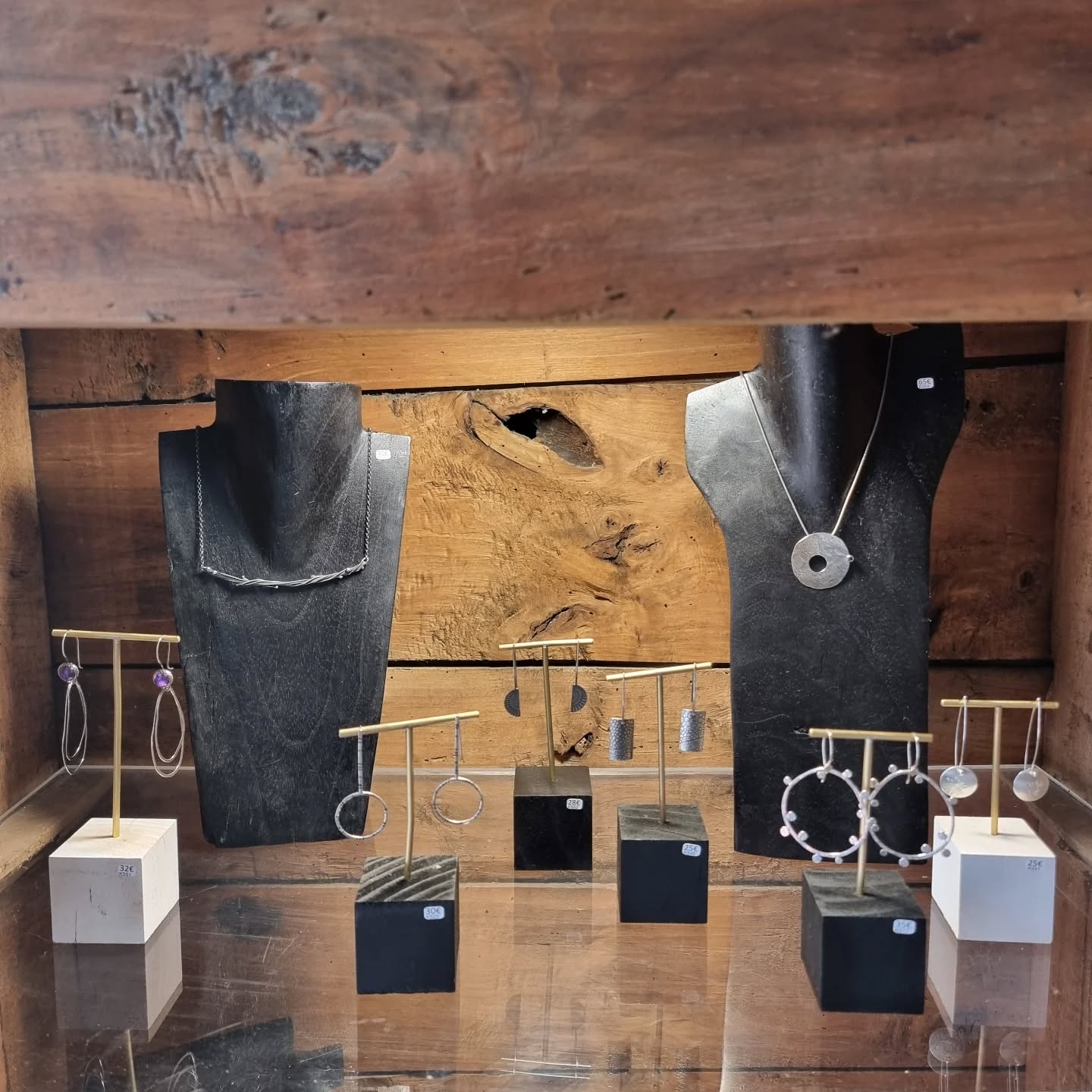 My silver jewellery is now installed at @o_ptits_papiers in St Cyprien, lots of contemporary handmade silver earrings and pendants - Its a lovely artisan shop and cafe so you can take your time looking around.
Mes bijoux en argent sont désormais installés chez @o_ptits_papiers à St Cyprien, beaucoup de boucles d'oreilles et pendentifs en argent faits main contemporains - C'est une jolie boutique d'artisanat et un café pour que vous puissiez prendre votre temps pour regarder autour de vous.