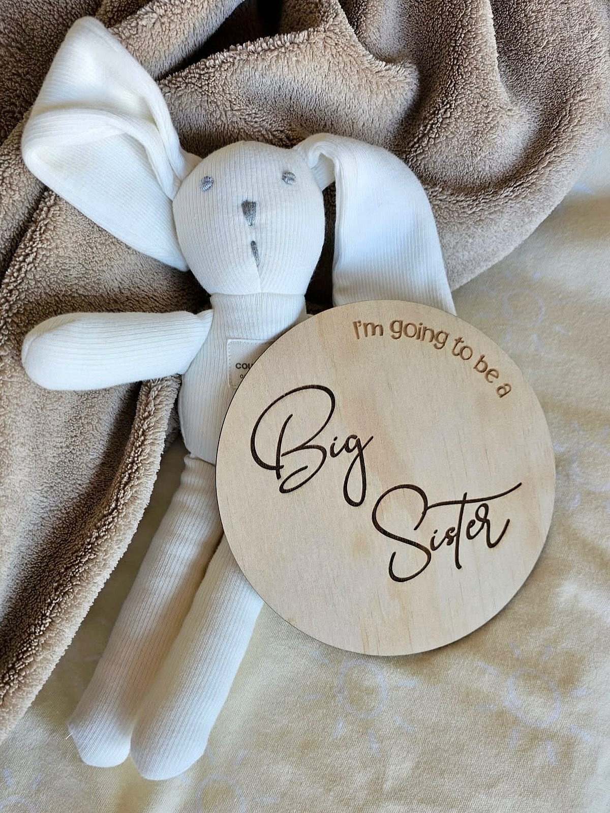 Some news is just too special not to share…
Our reversible “I’m going to be a big brother / big sister” disk is the perfect way to capture that sweet moment when your little one shares their big news…
Thoughtfully handmade and designed for families wanting to announce their next chapter with meaning and heart.
And because we know no two stories are the same —
at your request we can even customise your disk to add a special sentiment.
We aren’t lying when we say this is a keepsake you’ll treasure long after the announcement is made…
DM to order or come see us in person at the markets!
-
-
#bigbrotherannouncement #bigsisterannouncement #pregnancyannouncement #expecting2025 #announcementdisk #personalisedbabygift #siblingannouncement #wildlilycelebrationsigns #babyontheway