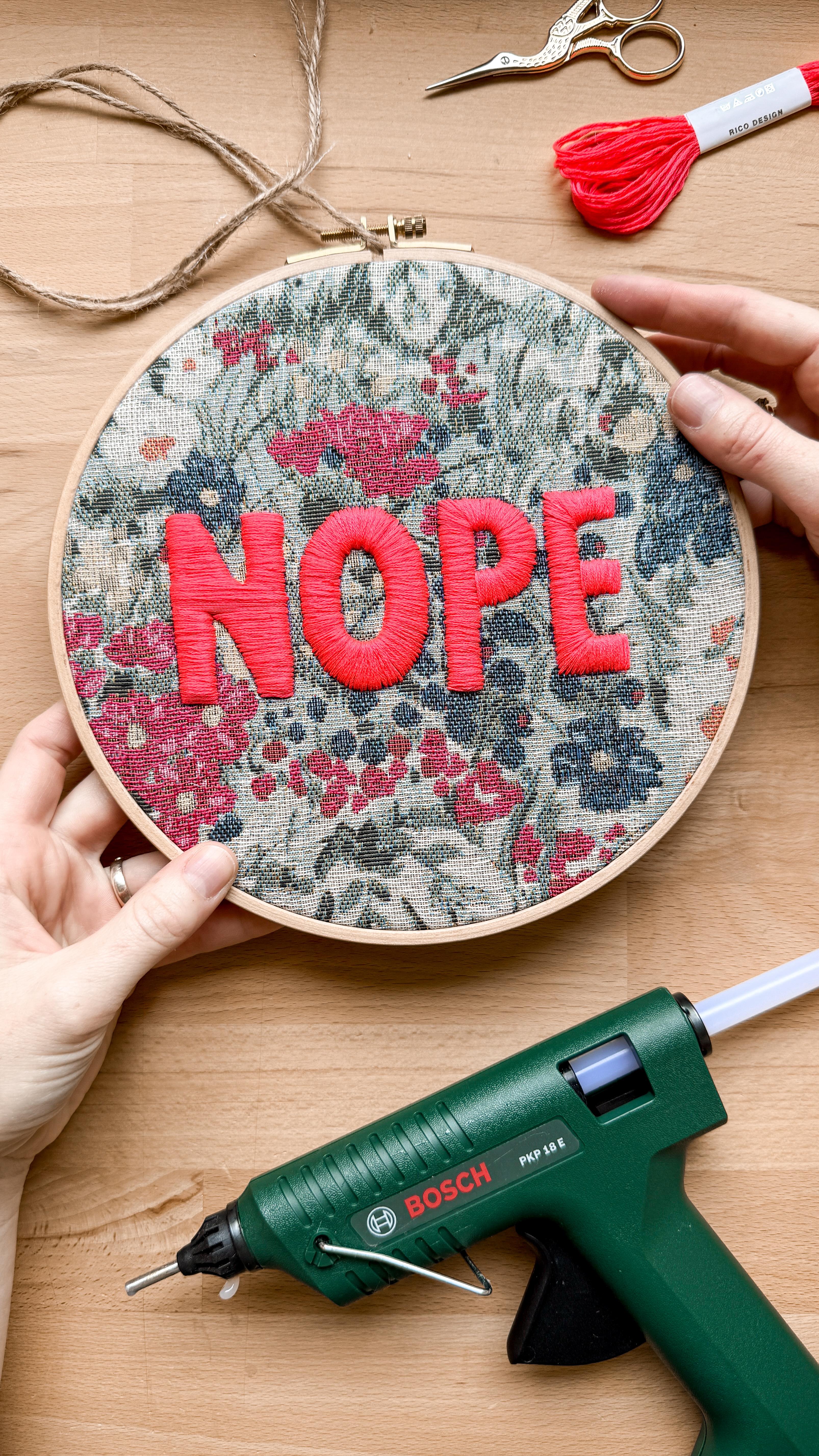 Sticken mit Heißkleber??? 🔥
Für meine Türgestaltung wollte ich unbedingt mal eine neue Technik ausprobieren. Dafür wird zuerst Heißkleber auf den Stoff aufgetragen und dann überstickt. Diese Technik eignet sich besonders gut für Schriftzüge. Ich finde es mega und bin noch bei der Ideenfindung für die andern beiden Rahmen. Habt ihr eine Idee?
Kommentiere mit dem Wort NOPE und ich sende dir meine Liste für sämtliche Materialien aus diesem Projekt. Einschließlich den coolen Fingermesser. 🔪
*Affiliate
#lieseloudiy #stickenfüranfänger #heißkleberkunst #stickrahmendeko