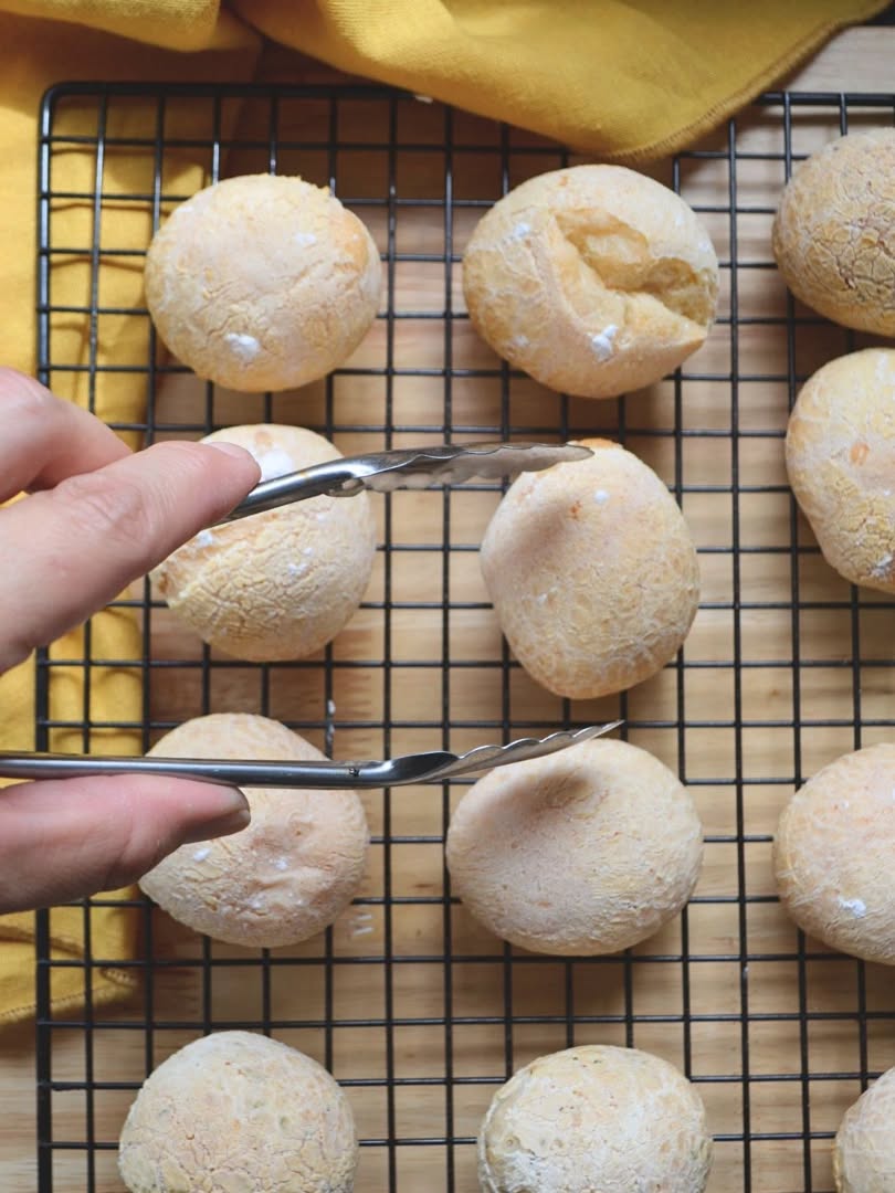 In Brazil, Pão de Queijo is everyday food—cheesy, warm, and made to share.
At SUNNY BAKES, we stay true to tradition, using organic tapioca and real cheese—no preservatives, no shortcuts.
#GlutenFree #madetoshare #pãodequeijo #eumundimarkets