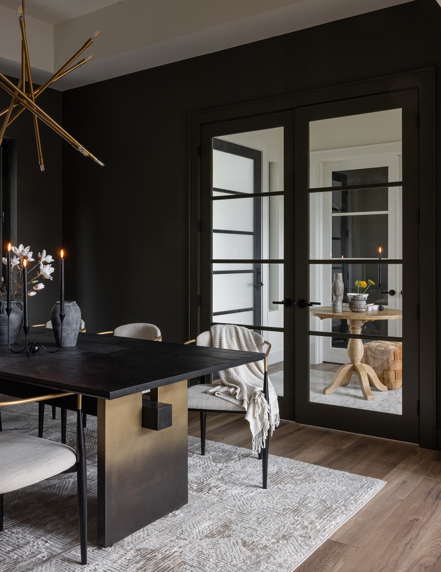 Happy Friday! Took a little posting break… Back on your feed with a moody dining room moment!
Who else loves a dark cozy space??