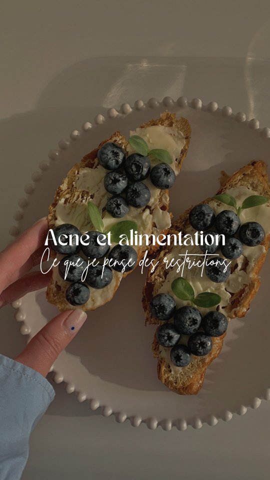 L'acné est bien plus qu'un simple problème de peau.
Avec mon SOPK j'ai souvent été sujette à l'acné, mais l'éviction des laitages et du gluten n'a rien résolu du tout. Aujourd'hui je mange de tout, j'abuse même un peu du fromage parfois (passion parmesan 🤌🏻), j'ai appris à comprendre les mécanismes derrière mes poussées d'acné, et ma peau ne s'est jamais aussi bien portée ✨️
Le bouton se forme en présence de ces 3 facteurs :
- Accumulation de sébum et de kératine (liées à un déséquilibre de nos hormones / l'inflammation / le stress chronique / certaines carences micronutritionnelles..)
- Oxydation du sébum (lié à un faible statut en antioxydants, l'inflammation chronique..)
- Infiltration bactérienne (propionibacterium) et inflammation de la peau
En prenant conscience qu'il s'agit d'une problématique multifactorielle, liée à différents déséquilibres internes, on comprend que la résoudre simplement en retirant des aliments de notre assiette serait utopique (et parfois contre-productif..).
Cela dit, je suis convaincue qu'adopter une alimentation la moins transformée possible fait partie des démarches à mettre en place pour notre santé globale, et plus particulièrement pour la beauté de notre peau 🫶🏻
#acnepostpilule #acnehormonale #peauacnéique #acné #acneinflammatoire #sopk