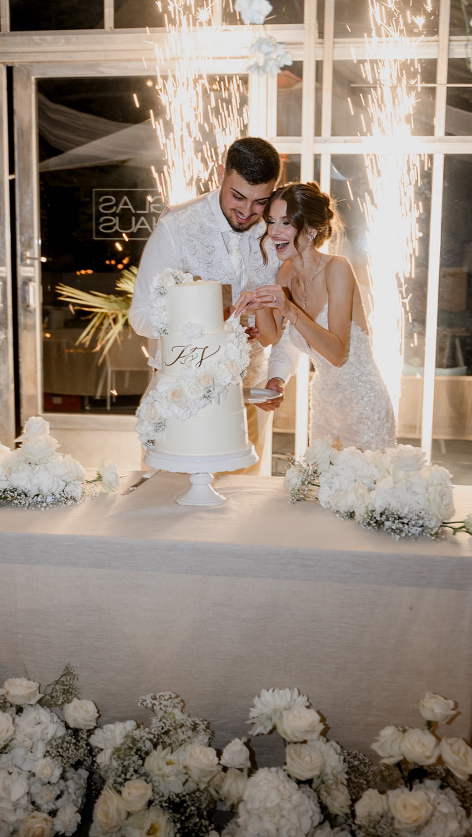 … ich werde niemals am Tag eurer Hochzeit nur Deko sein.
Ich bin da – vom ersten Moment an.
Ich koordiniere den Aufbau, bin der ruhige Pol, wenn es hektisch wird. Mein Handy? Immer laut – nur für euch.
Ich packe mit an, damit alles rechtzeitig fertig wird.
Ich beruhige dich als Bräutigam, wenn Fragen aufkommen, und empfange dich als Braut mit einem Lächeln, wenn du zur Zeremonie kommst.
Wenn dein Herz rast kurz vor dem Einzug – bin ich da.
Ich fange auf, erkläre, führe durch den Einzug – auch für eure Eltern.
Ich bin an eurer Seite, gratuliere mit Herz und lache mit euch – weil ich diesen Moment mit euch erlebt habe.
Ich checke euer Outfit, bevor alle Augen und Kameras auf euch gerichtet sind.
Nehme dir sanft den Schleier ab, atme mit dir durch, wenn deine Stimme vor der Rede zittert.
Ich koordiniere das Feuerwerk, sorge dafür, dass die Torte pünktlich bereitsteht.
Ich verteile Feuerzeuge, begleite den Tanz mit Wunderkerzenlicht – und wenn alles getan ist:
Dann tanze ich mit euch!!
Weil ich nicht nur Dienstleisterin bin.
Sondern eure Vertraute. Eure Planerin. Eure sichere Hand.
Das bedeutet es für mich, Planerin zu sein.
Planer: @levin.wedding
Deko und Blumen: @bluetenatelier
Torte: @miascakery
Couple: @kata.gvt x @vasco.slb
Foto: @yana_korn
Video: @jacquelinealicegoutier