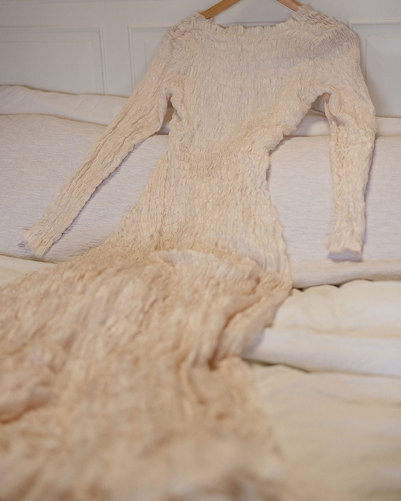 Waiting patiently… beautiful shot of Hannah’s gown pre wedding lusciousness! Photography by @inthemoodforlove.jaz @inthemoodforlove.ale
.
.
.
.
.
#modernbride #silkweddingdress #contemporarywedding #modernweddings #weddingdressdesigner #bespokebridal #custombridal