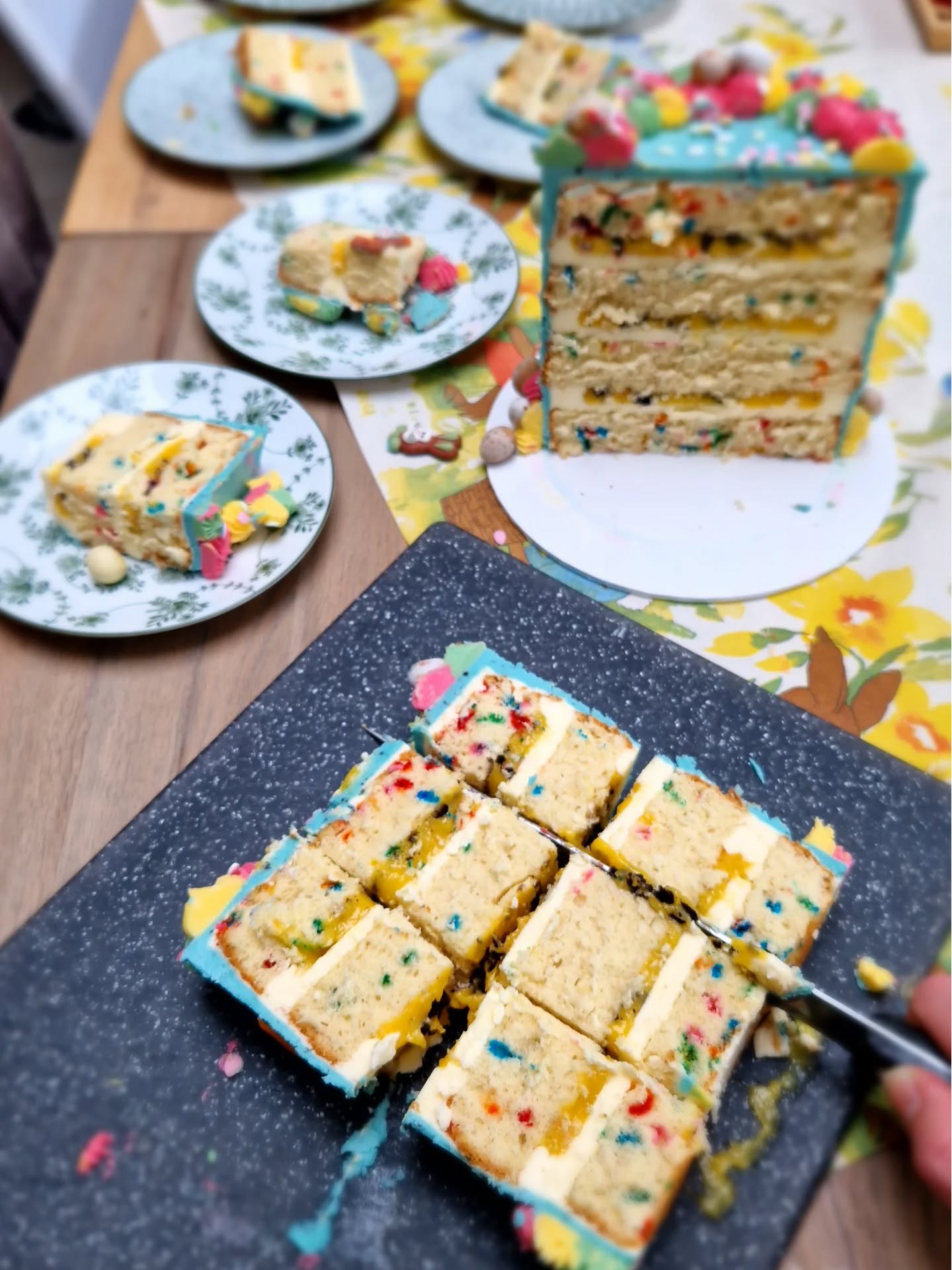 Taart snijden? A piece of cake!
Het snijden van een Suikertijd taart is niet moeilijk, als je maar even weet hoe het moet 🤗🎂.
De taart op de foto is goed voor zeker 20-22 stukken taart als je deze snijdt op onderstaande manier.
Voordat je begint:
🧁 Zorg ervoor dat je de taart minstens een uur voor serveren uit de koeling haalt zodat hij op kamertemperatuur kan komen. Dan komen de smaken en texturen het meest tot hun recht.
🧁 Zet een taart nooit in direct zonlicht of warmte!! Hogere temperaturen zullen er voor zorgen dat de botercrème (te) zacht wordt waardoor de taart zijn stevigheid verliest. In het ergste geval zullen je taartlagen gaan verschuiven of druipt de vulling er tussenuit...
Tijd voor het echte werk:
🧁 Leg een schoon mes, broodplank en een droge, schone doek klaar. En uiteraard de schoteltjes voor de gesneden stukken taart.
🧁 Markeer op de bovenkant van de taart met je mes in hoeveel "repen/plakken" je de taart gaat snijden. Bij dit formaat verdeel ik de taart in 4 plakken. Hou tijdens het snijden (van boven helemaal naar beneden!) een broodplank tegen het stuk dat je afsnijdt. Laat het gesneden stuk zachtjes tegen de plank aanvallen na het snijden.
🧁 Je legt het stuk taart op de broodplank en verdeelt hem dan in meerdere (ongeveer) gelijke stukken. Ieder stukje taart bestaat uit 2 lagen biscuit met een heerlijke vulling.
En dan de laatste stap: uitdelen en genieten maar! 🧁💃
Taart bewaren:
🧁 Bedek de gesneden kant na het snijden met vershoudfolie zodat deze niet uitdroogt.
🧁 Teveel taart om in 1x op te eten? Hij is tot 3 dagen houdbaar in de koelkast of zeker 3 maanden als je hem invriest. Pak je taart altijd even in, in vershoudfolie. Dit voorkomt uitdrogen.
Tip: Wil je wat minder botercrème? Neem dan een van de middelste stukjes.
#suikertijd #pieceofcake #taartbestellenoldenzaal
#taartopmaat #modernetaart #lekkergenieten #taartinstructies #hoedoejedat? #cupcakes #Oldenzaal #Losser #Enschede
