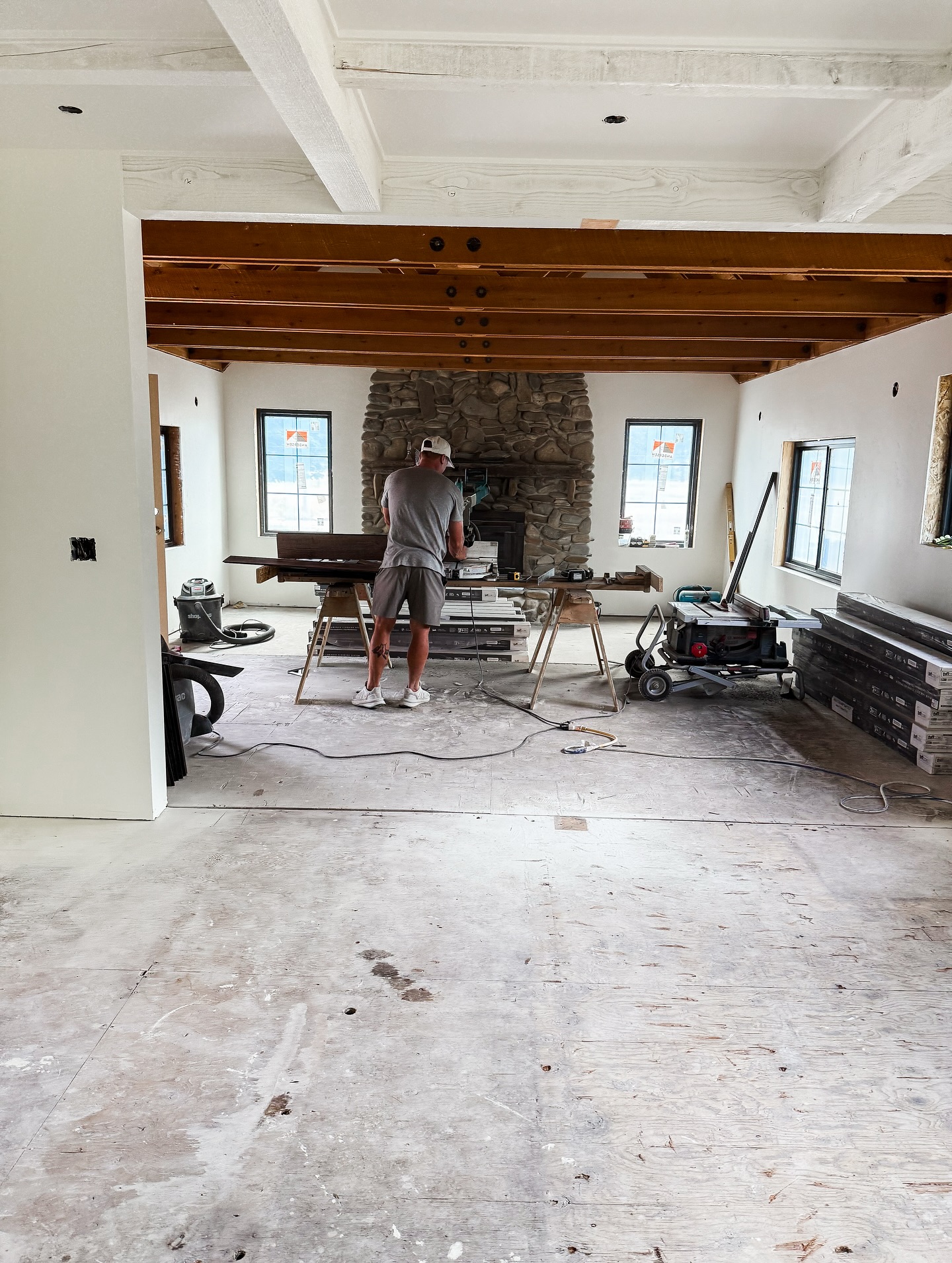 Flooring is going in on this beautiful project, and we couldn’t be happier with how it’s coming together! There’s something about this stage that really starts to make the whole space feel like home. Every detail is coming to life, and it’s looking so good! Can’t wait to show you more as this one wraps up! 🔨
#bitterrootvalley #montanahomes #flooringinstall #woodflooring